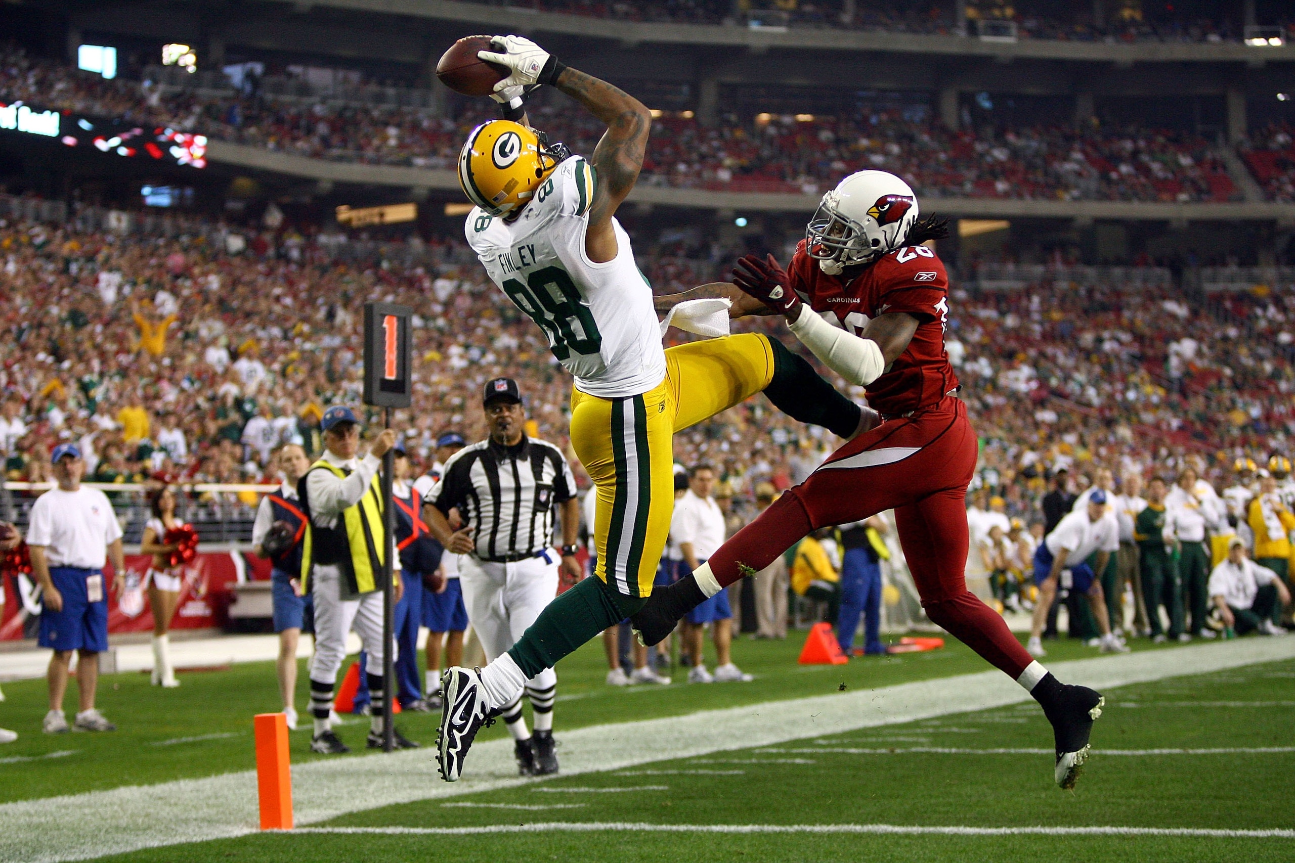 GLENDALE, AZ - JANUARY 03:  Jermichael Finley #88 of the Green Bay Packers catches a five-yard touchdown pass over Greg Toler #28 of the Arizona Cardinals in the third quarter at University of Phoenix Stadium on January 3, 2010 in Glendale, Arizona.  (Pho