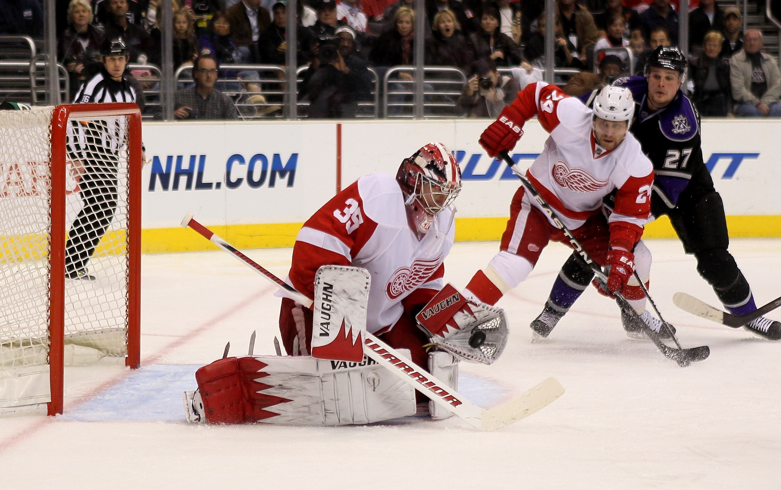 LOS ANGELES, CA - FEBRUARY 28: Goalie Jimmy Howard #35 of the Detroit Red Wings gloves the puck for a save against the Los Angeles Kings at Staples Center on February 28, 2011 in Los Angeles, California. The Red Wings won 7-4. (Photo by Stephen Dunn/G LOS ANGELES, CA - FEBRUARY 28: Goalie Jimmy Howard #35 of the Detroit Red Wings gloves the puck for a save against the Los Angeles Kings at Staples Center on February 28, 2011 in Los Angeles, California. The Red Wings won 7-4. (Photo by Stephen Dunn/G