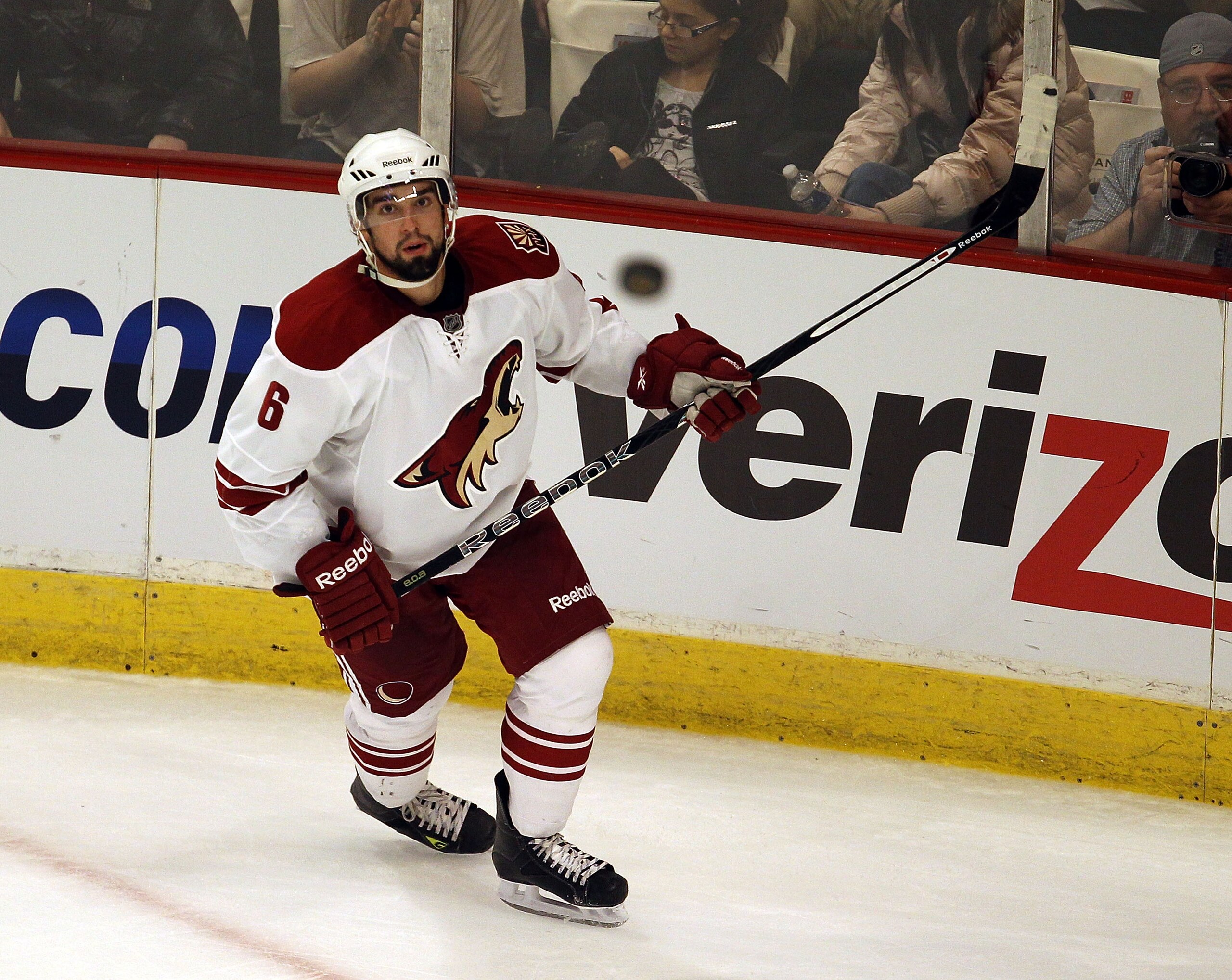 CHICAGO, IL - FEBRUARY 27: Scottie Upshall #8 of the Phoenix Coyotes watches as the puck sails above him during a game against the Chicago Blackhawks at the United Center on February 27, 2011 in Chicago, Illinois. The Blackhawks defeated the Coyotes 4-3 i CHICAGO, IL - FEBRUARY 27: Scottie Upshall #8 of the Phoenix Coyotes watches as the puck sails above him during a game against the Chicago Blackhawks at the United Center on February 27, 2011 in Chicago, Illinois. The Blackhawks defeated the Coyotes 4-3 i