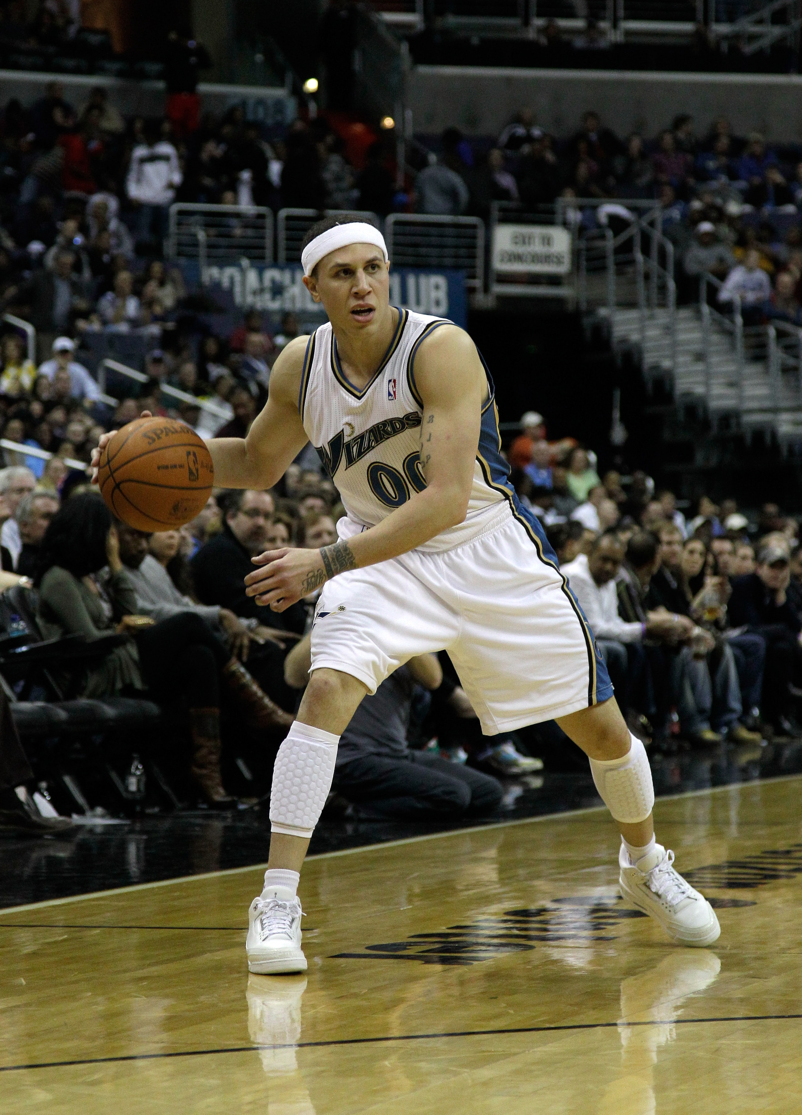WASHINGTON, DC - FEBRUARY 26: Mike Bibby #00 of the Washington Wizards controls the ball against the Dallas Mavericks at the Verizon Center on February 26, 2011 in Washington, DC. NOTE TO USER: User expressly acknowledges and agrees that, by downloading a