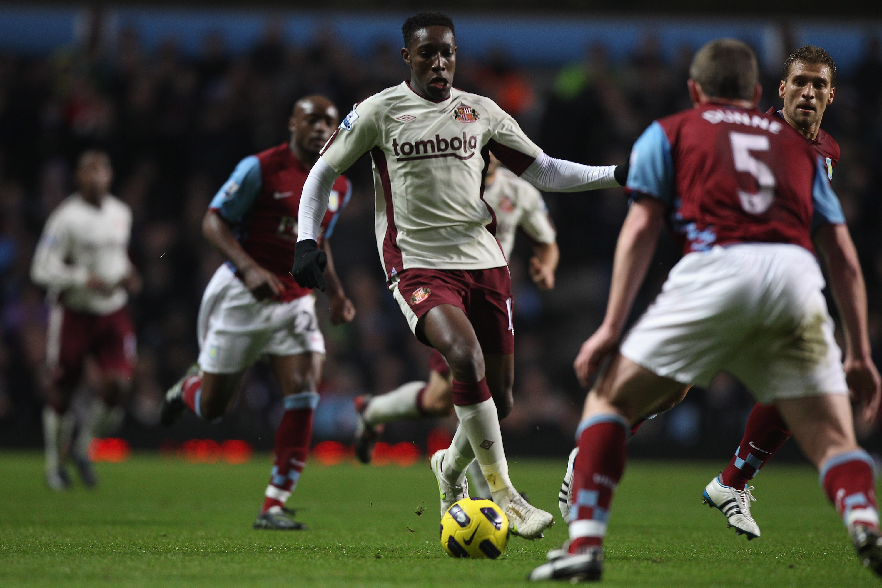 BIRMINGHAM, ENGLAND - JANUARY 05:  Danny Welbeck of Sunderland closed down by Richard Dunne of Aston Villa during the Barclays Premier League match between Aston Villa and Sunderland at Villa Park on January 5, 2011 in Birmingham, England.  (Photo by Mich