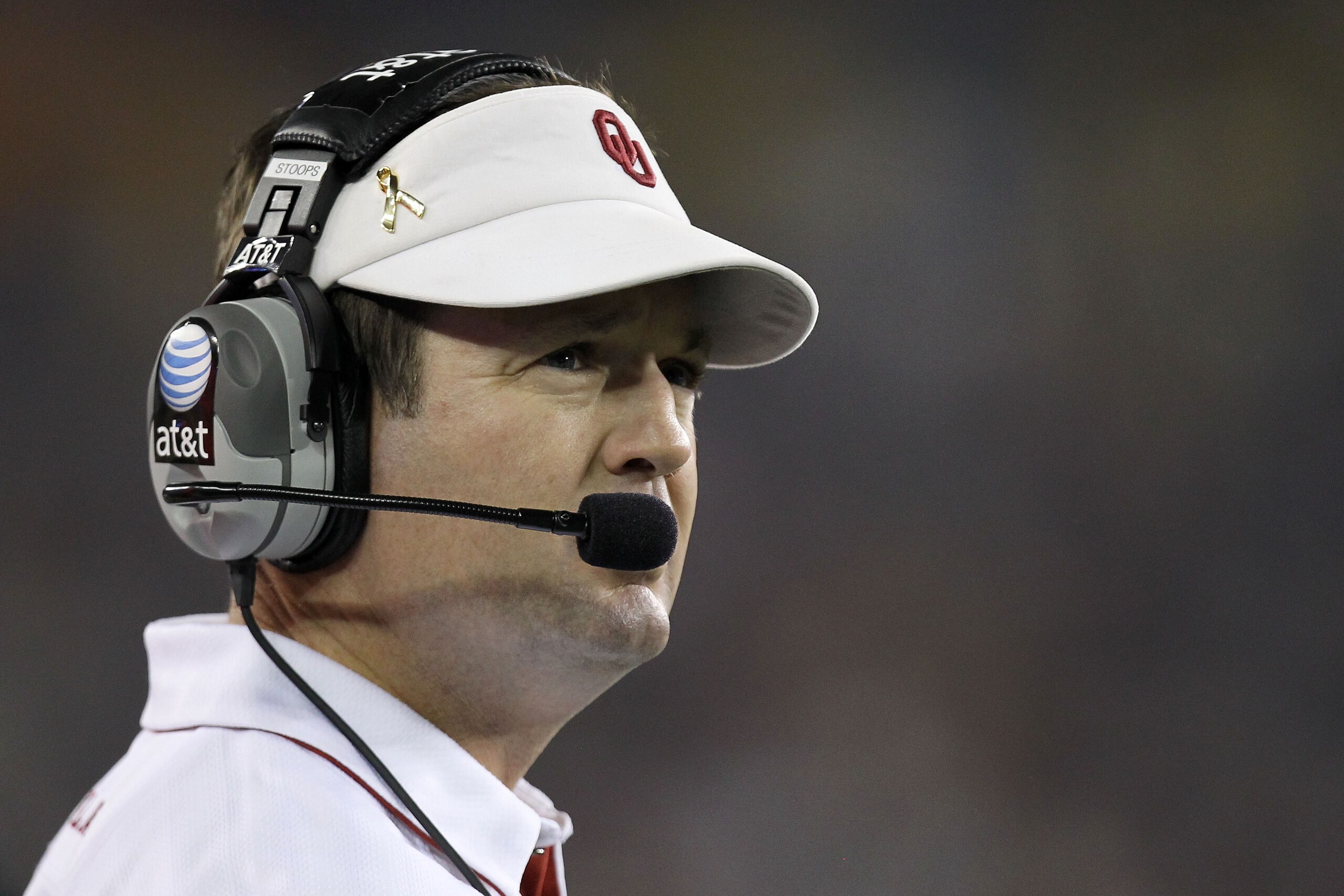 GLENDALE, AZ - JANUARY 01:  Head coach Bob Stoops looks on while taking on the Connecticut Huskies during the Tostitos Fiesta Bowl at the Universtity of Phoenix Stadium on January 1, 2011 in Glendale, Arizona.  (Photo by Ronald Martinez/Getty Images)