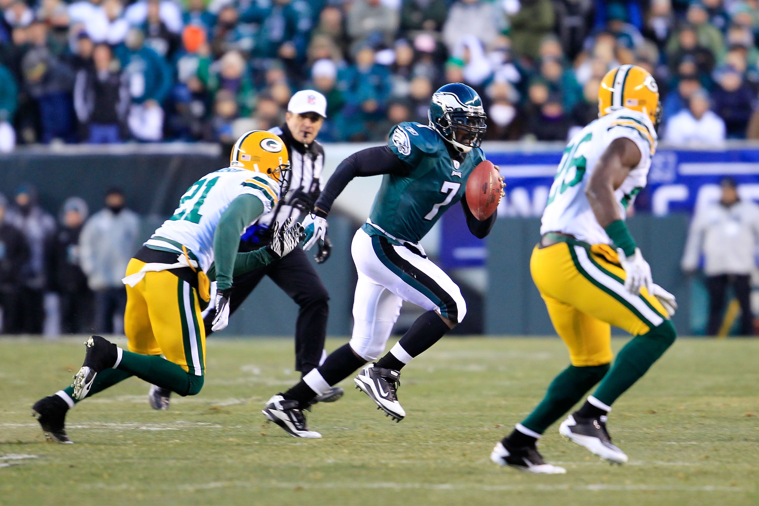 PHILADELPHIA, PA - JANUARY 09: Michael Vick #7 of the Philadelphia Eagles scrambles against the Green Bay Packers during the 2011 NFC wild card playoff game at Lincoln Financial Field on January 9, 2011 in Philadelphia, Pennsylvania. (Photo by Chris Tro PHILADELPHIA, PA - JANUARY 09: Michael Vick #7 of the Philadelphia Eagles scrambles against the Green Bay Packers during the 2011 NFC wild card playoff game at Lincoln Financial Field on January 9, 2011 in Philadelphia, Pennsylvania. (Photo by Chris Tro