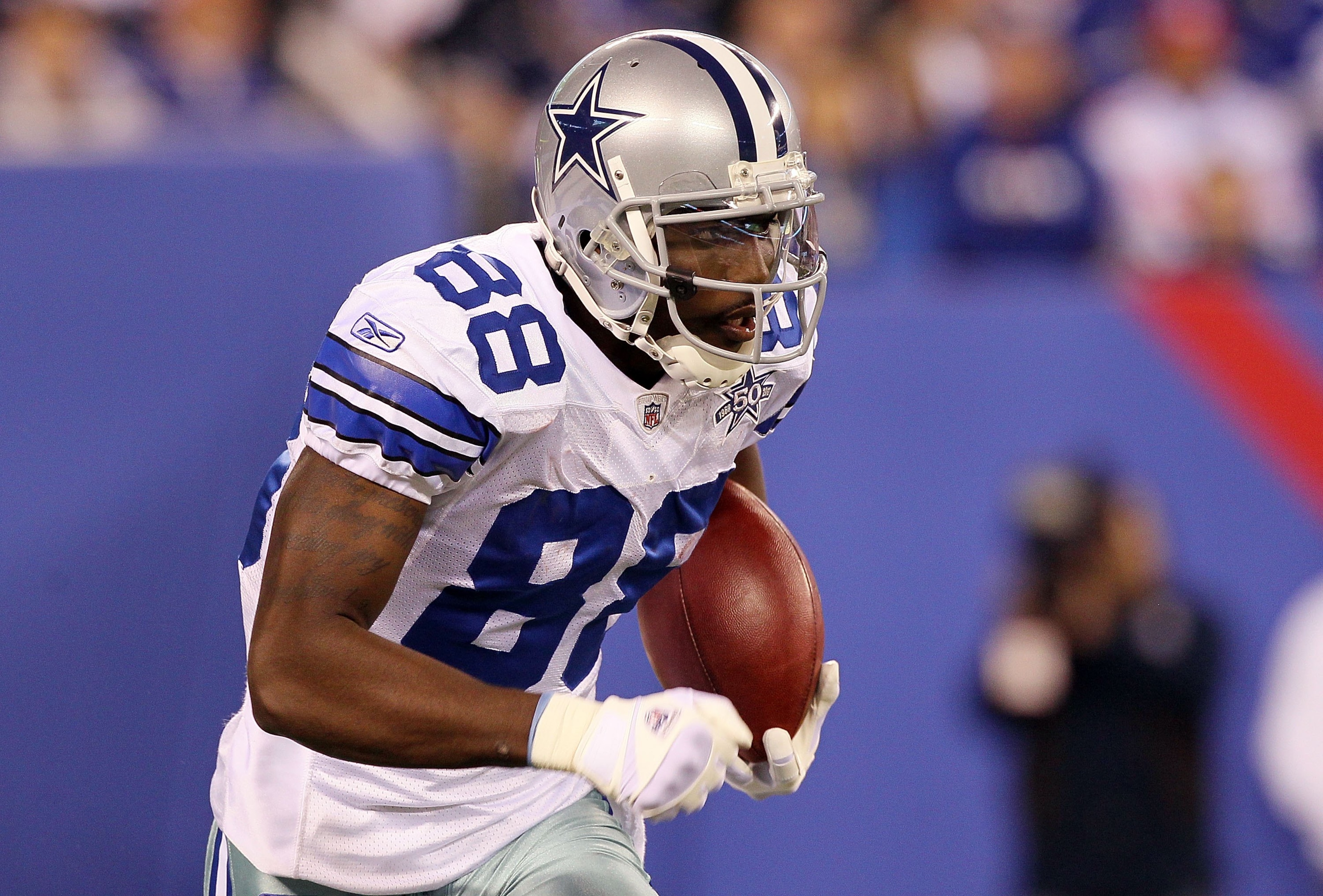 EAST RUTHERFORD, NJ - NOVEMBER 14: Dez Bryant #88 of the Dallas Cowboys runs the ball against the New York Giants on November 14, 2010 at the New Meadowlands Stadium in East Rutherford, New Jersey. (Photo by Jim McIsaac/Getty Images) EAST RUTHERFORD, NJ - NOVEMBER 14: Dez Bryant #88 of the Dallas Cowboys runs the ball against the New York Giants on November 14, 2010 at the New Meadowlands Stadium in East Rutherford, New Jersey. (Photo by Jim McIsaac/Getty Images)
