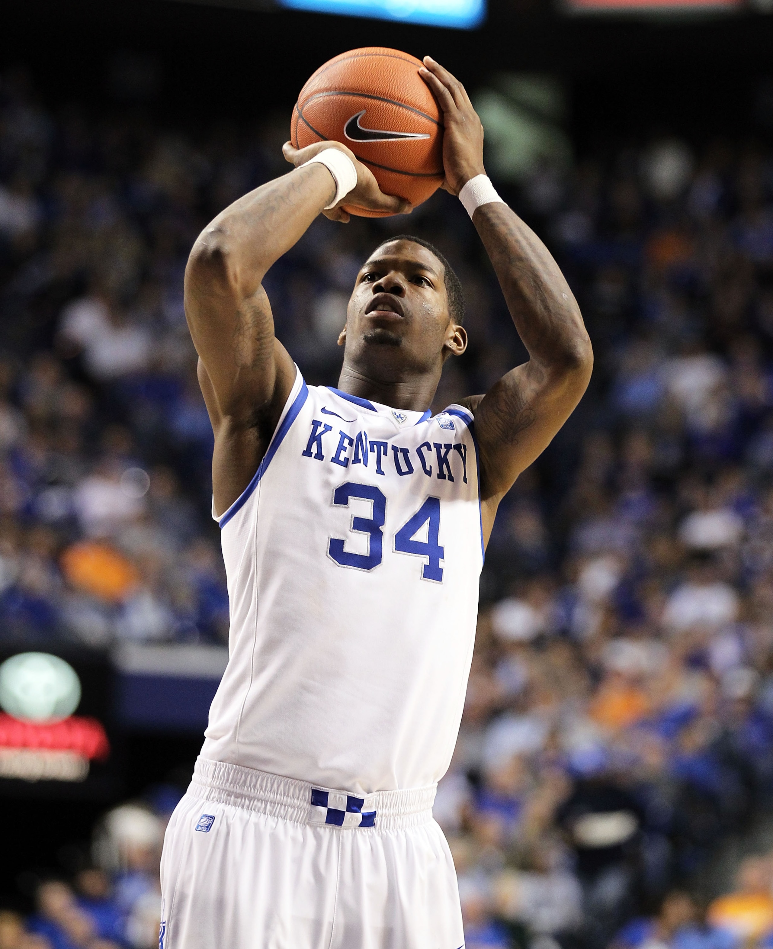LEXINGTON, KY - FEBRUARY 08:  DeAndre Liggins #34 of the Kentucky Wildcats shoots the ball during the SEC game against the Tennessee Volunteers at Rupp Arena on February 8, 2011 in Lexington, Kentucky.  Kentucky won 73-61.  (Photo by Andy Lyons/Getty Imag
