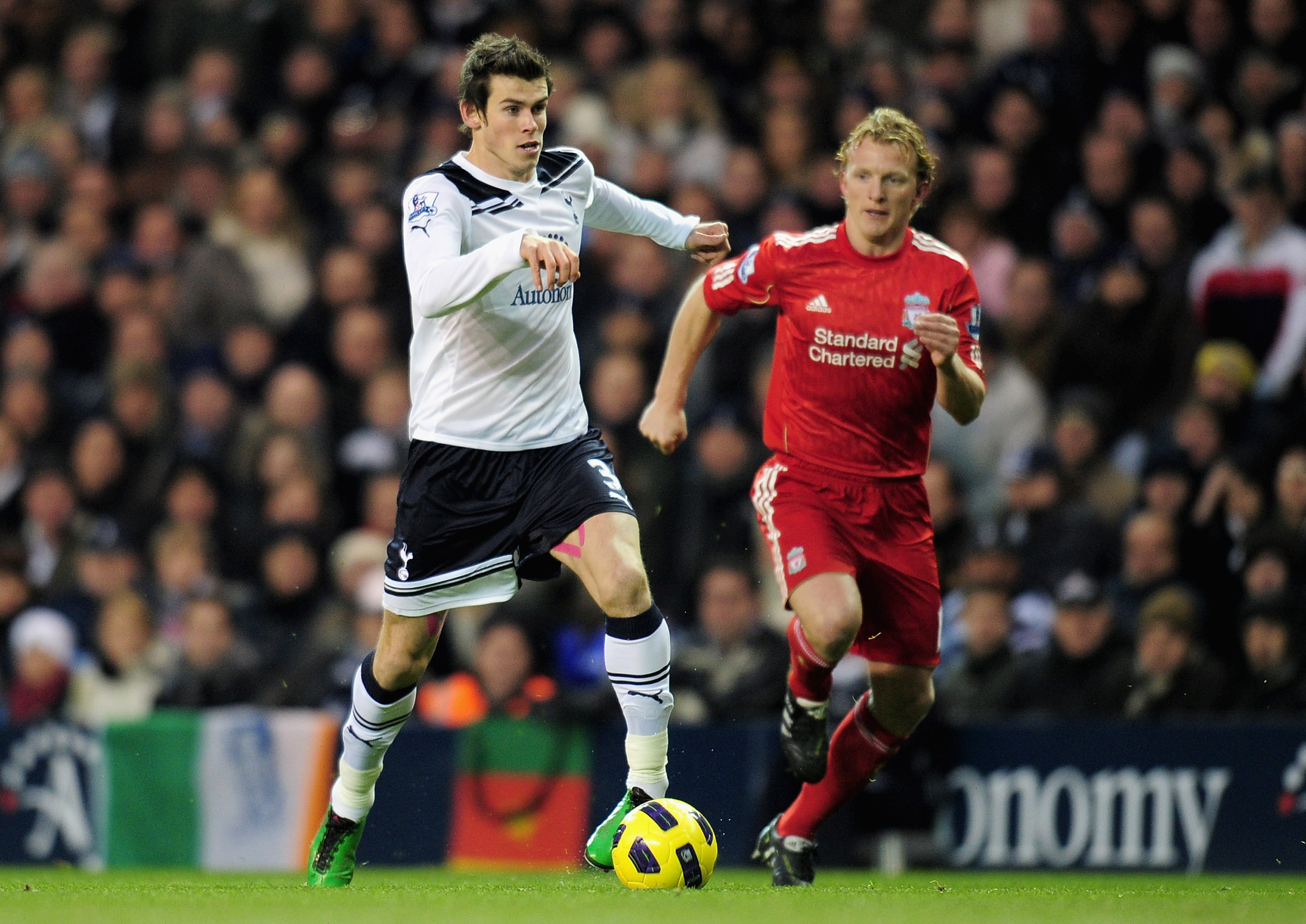 LONDON, ENGLAND - NOVEMBER 28:  Gareth Bale of Tottenham Hotspur runs with the ball as Dirk Kuyt of Liverpool tries to close him down during the Barclays Premier League match between Tottenham Hotspur and Liverpool at White Hart Lane on November 28, 2010
