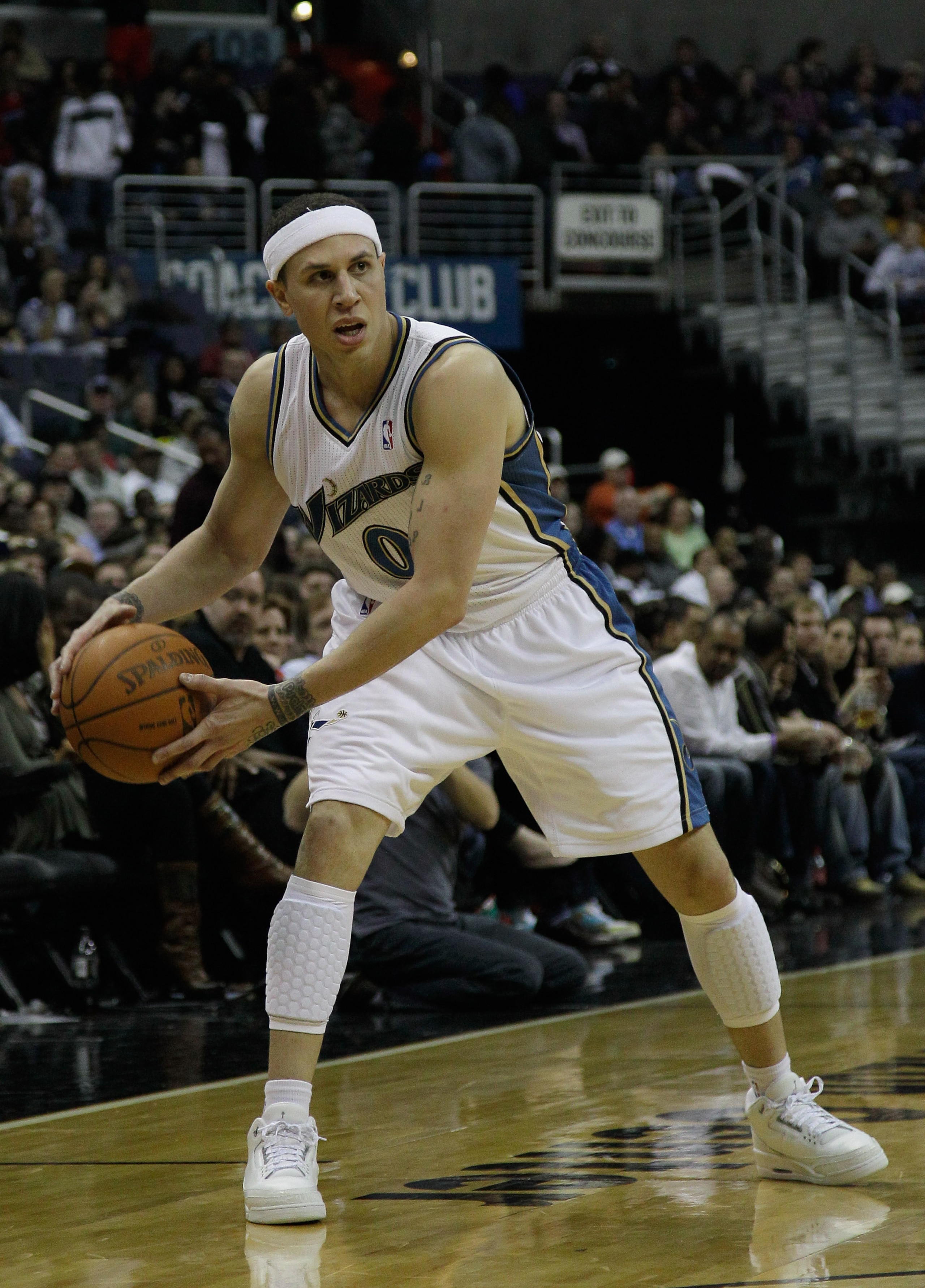 WASHINGTON, DC - FEBRUARY 26: Mike Bibby #00 of the Washington Wizards controls the ball against the Dallas Mavericks at the Verizon Center on February 26, 2011 in Washington, DC. NOTE TO USER: User expressly acknowledges and agrees that, by downloading a WASHINGTON, DC - FEBRUARY 26: Mike Bibby #00 of the Washington Wizards controls the ball against the Dallas Mavericks at the Verizon Center on February 26, 2011 in Washington, DC. NOTE TO USER: User expressly acknowledges and agrees that, by downloading a