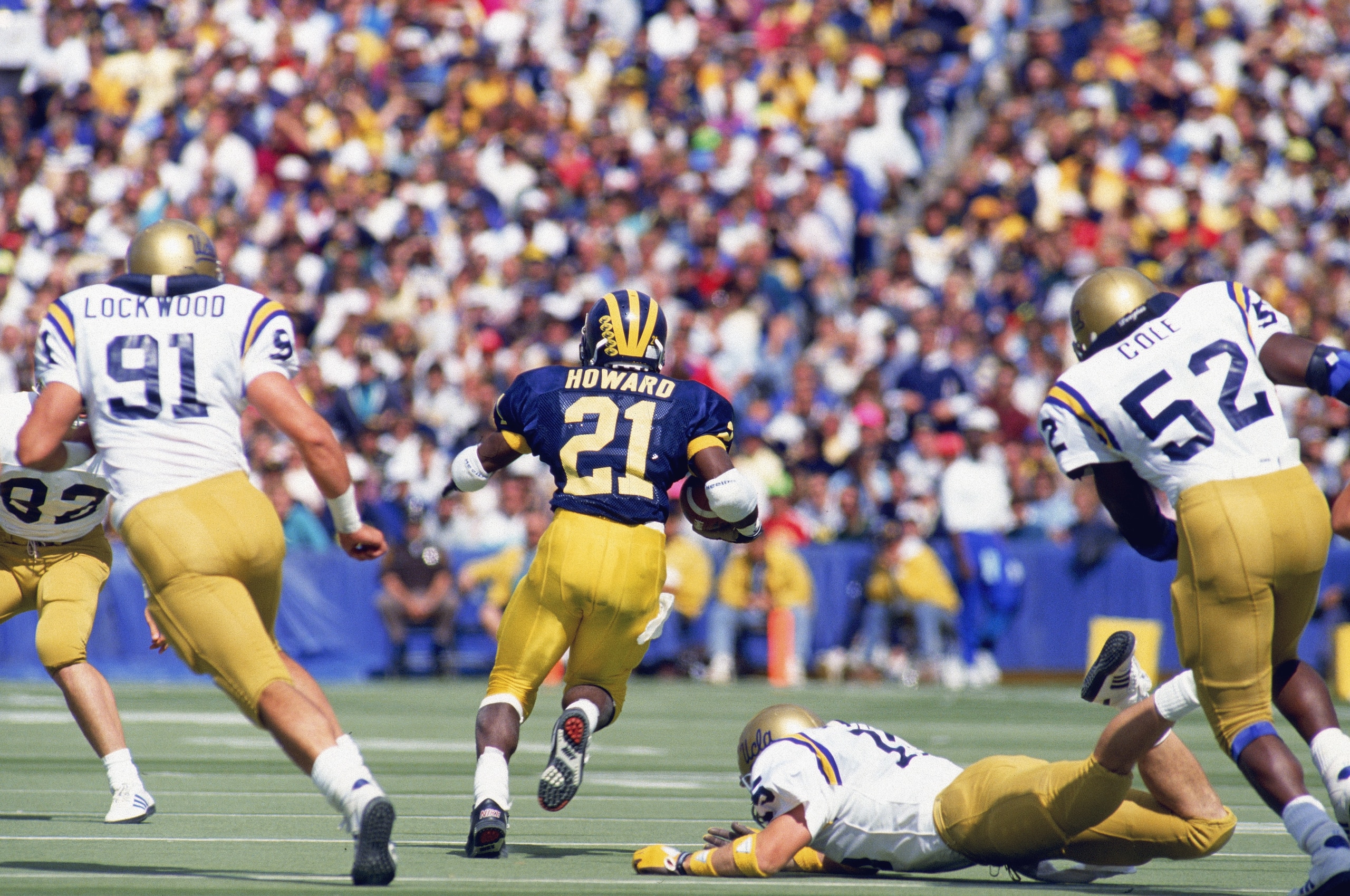 SEPTEMBER 22: Desmond Howard #21 of the Michigan Wolverines runs the ball against UCLA Bruins on September 22, 1990. Wolverines won 38 -15. (Photo by Rick Stewart/Getty Images) SEPTEMBER 22: Desmond Howard #21 of the Michigan Wolverines runs the ball against UCLA Bruins on September 22, 1990. Wolverines won 38 -15. (Photo by Rick Stewart/Getty Images)