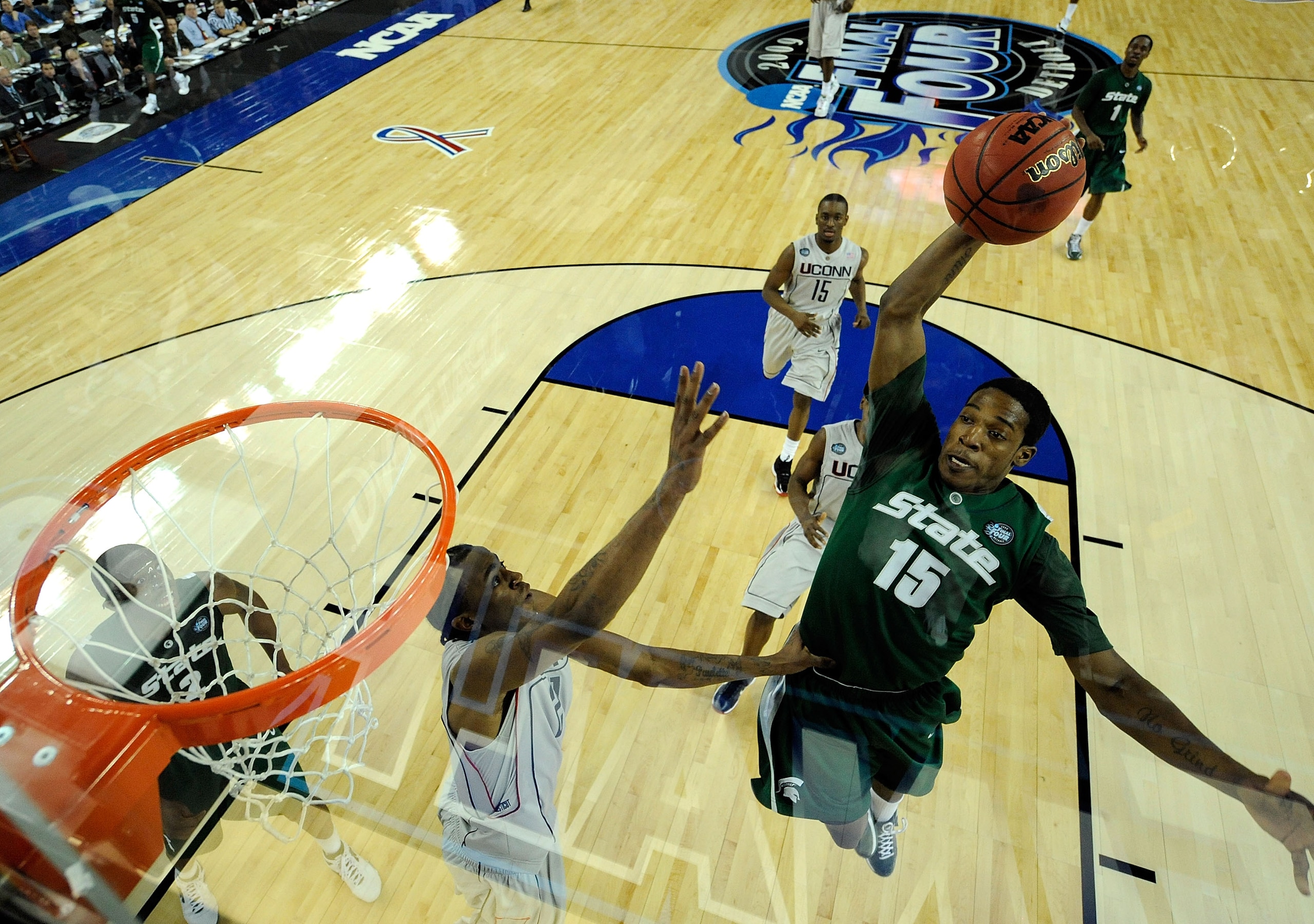 DETROIT - APRIL 04: Durrell Summers #15 of the Michigan State Spartans dunks in the second half over Stanley Robinson #21 of the Connecticut Huskies during the National Semifinal game of the NCAA Division I Men's Basketball Championship at Ford Field on DETROIT - APRIL 04: Durrell Summers #15 of the Michigan State Spartans dunks in the second half over Stanley Robinson #21 of the Connecticut Huskies during the National Semifinal game of the NCAA Division I Men's Basketball Championship at Ford Field on