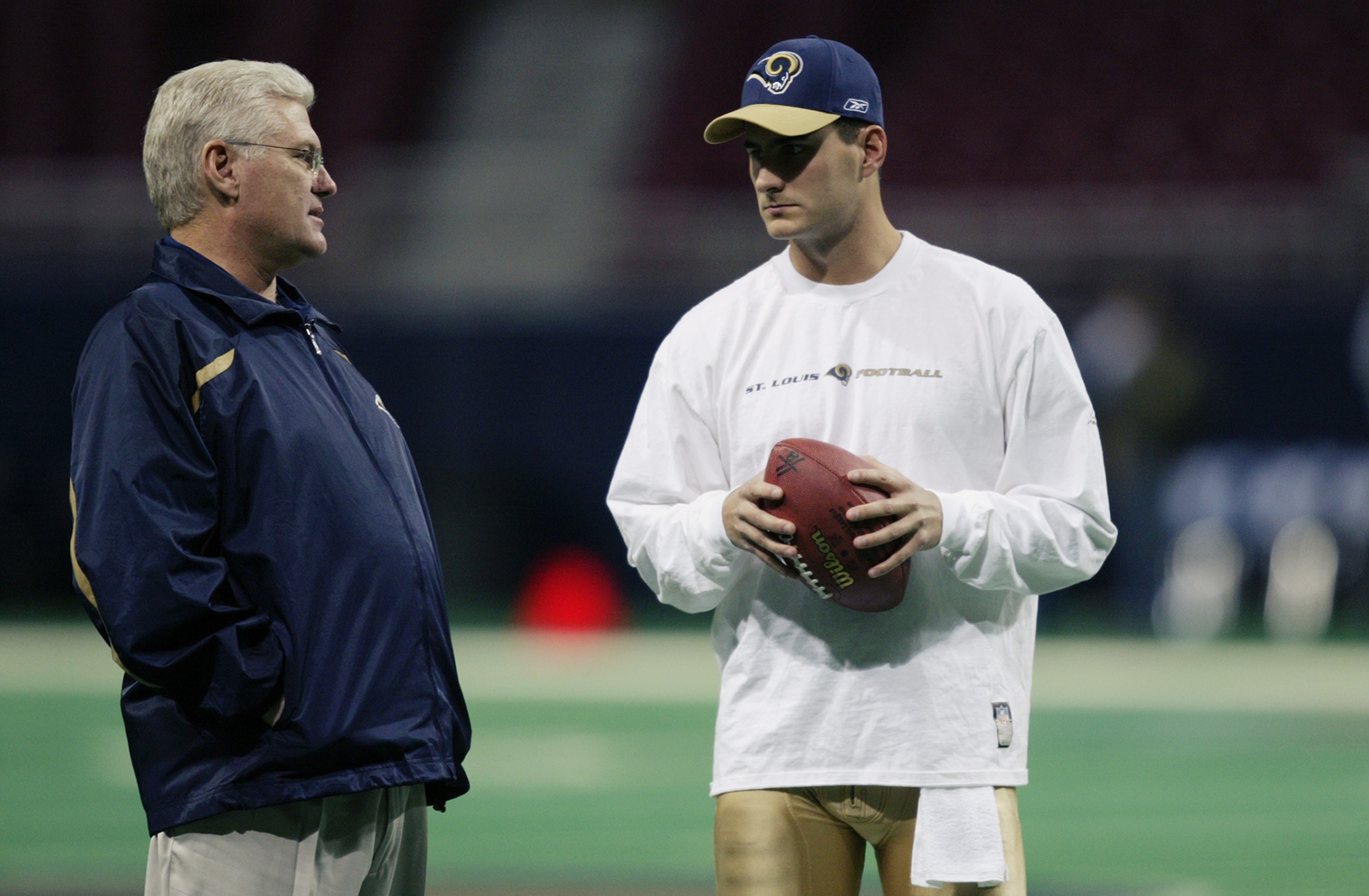 ST. LOUIS - NOVEMBER 18:  Head coach Mike Martz talks to quarterback Marc Bulger #10 of the St. Louis Rams before the game against the Chicago Bears at the Edward Jones Dome on November 18, 2002 in St. Louis, Missouri.  The Rams defeated the Bears 21-16.