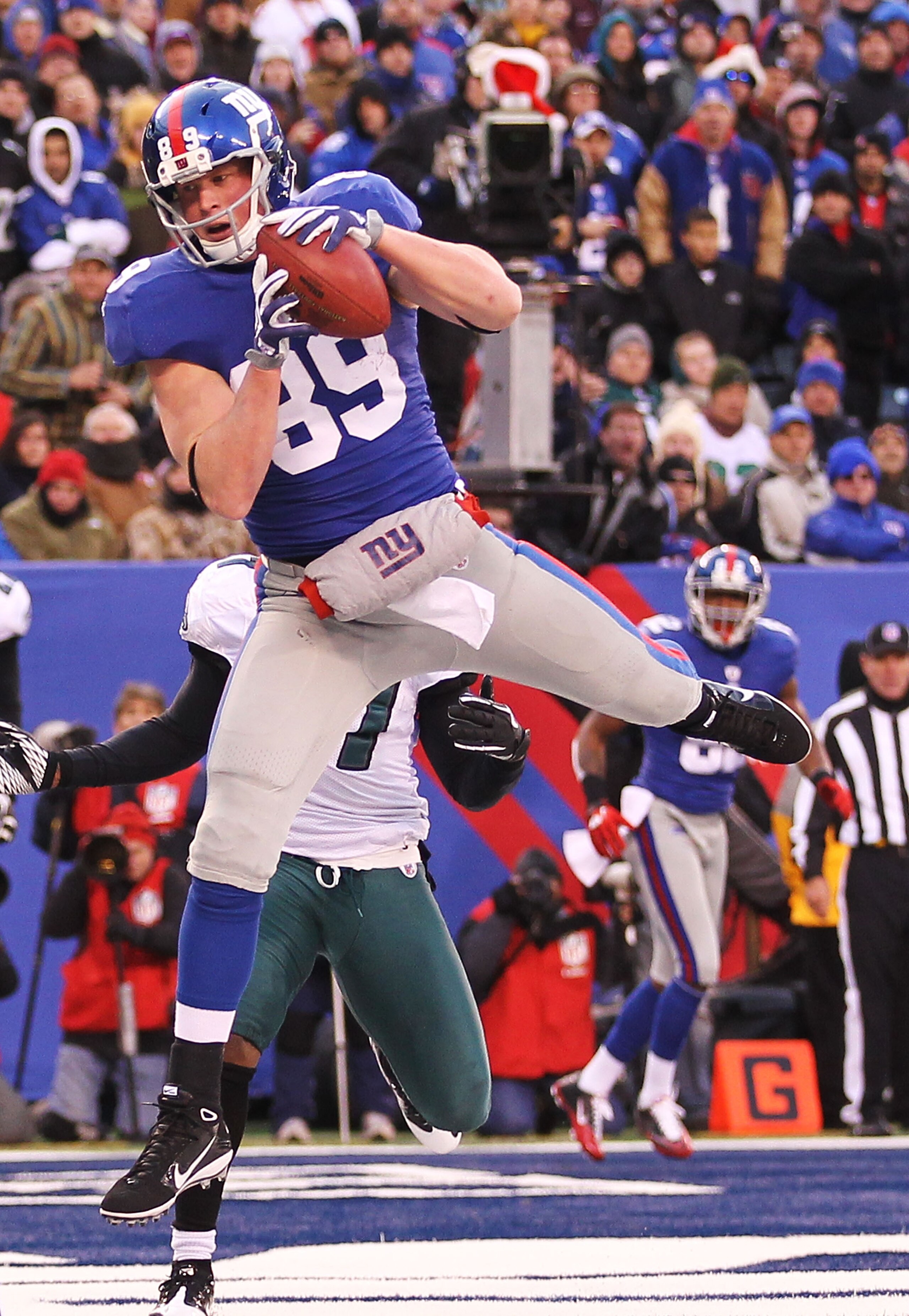 EAST RUTHERFORD, NJ - DECEMBER 19:  Kevin Boss #89 of the New York Giants scores a touchdown against the Philadelphia Eagles during their game on December 19, 2010 at The New Meadowlands Stadium in East Rutherford, New Jersey.  (Photo by Al Bello/Getty Im