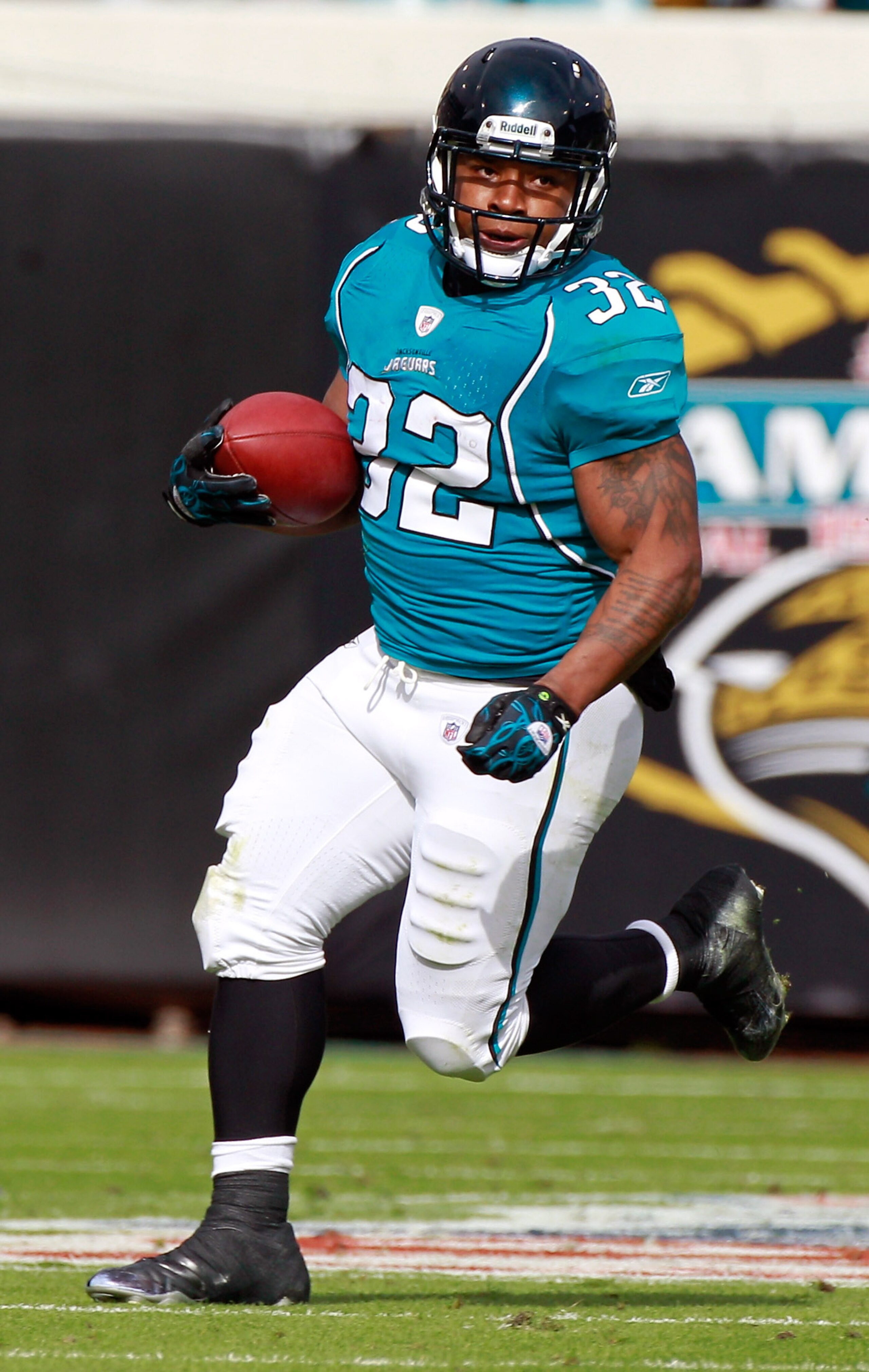 JACKSONVILLE, FL - DECEMBER 12:  Maurice Jones-Drew #32 of the Jacksonville Jaguars runs for yardage during the game against the Oakland Raiders during the game at EverBank Field on December 12, 2010 in Jacksonville, Florida.  (Photo by Sam Greenwood/Gett