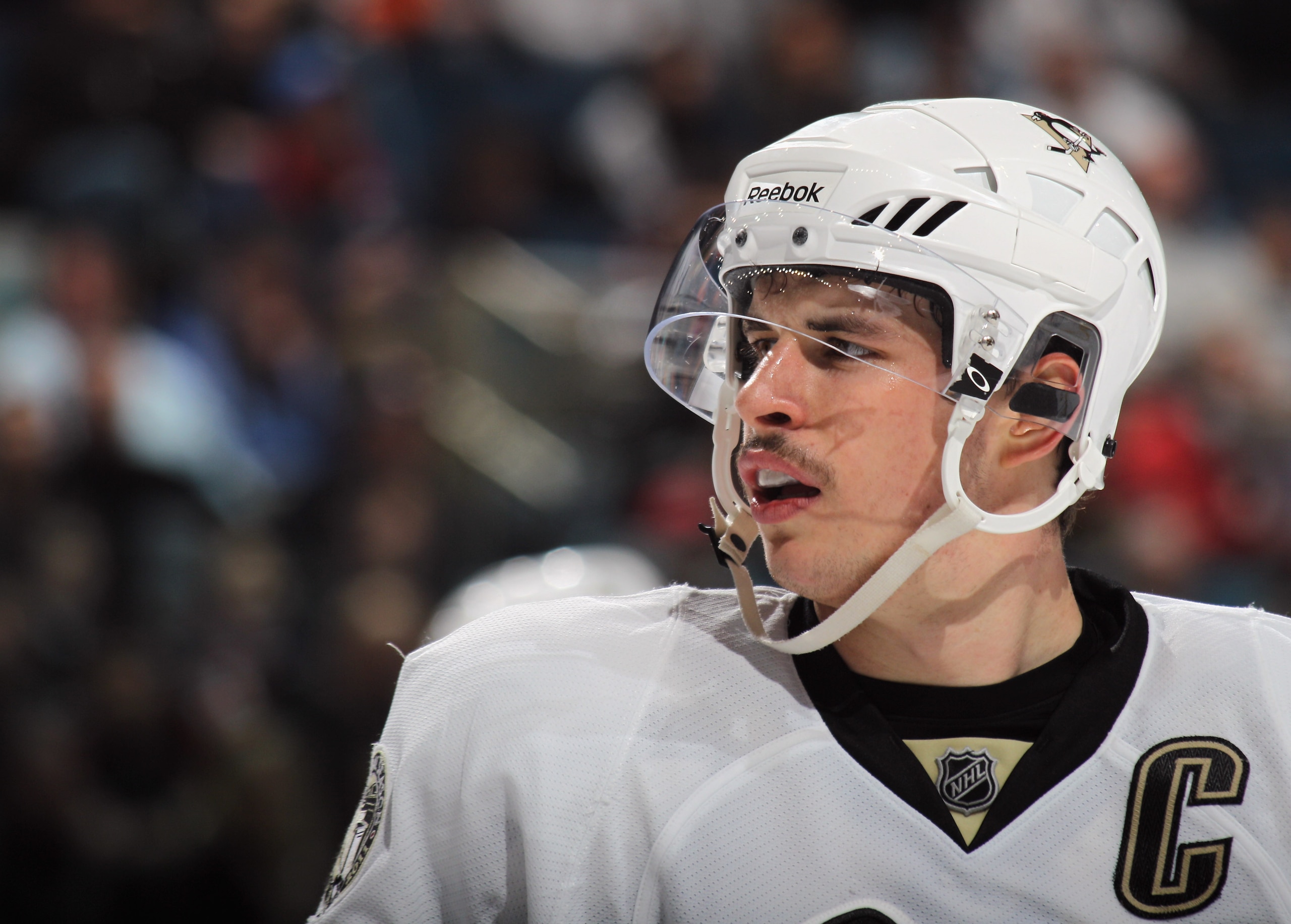 UNIONDALE, NY - DECEMBER 29:  Sidney Crosby #87 of the Pittsburgh Penguins skates against the New York Islanders at the Nassau Coliseum on December 29, 2010 in Uniondale, New York.  (Photo by Bruce Bennett/Getty Images)