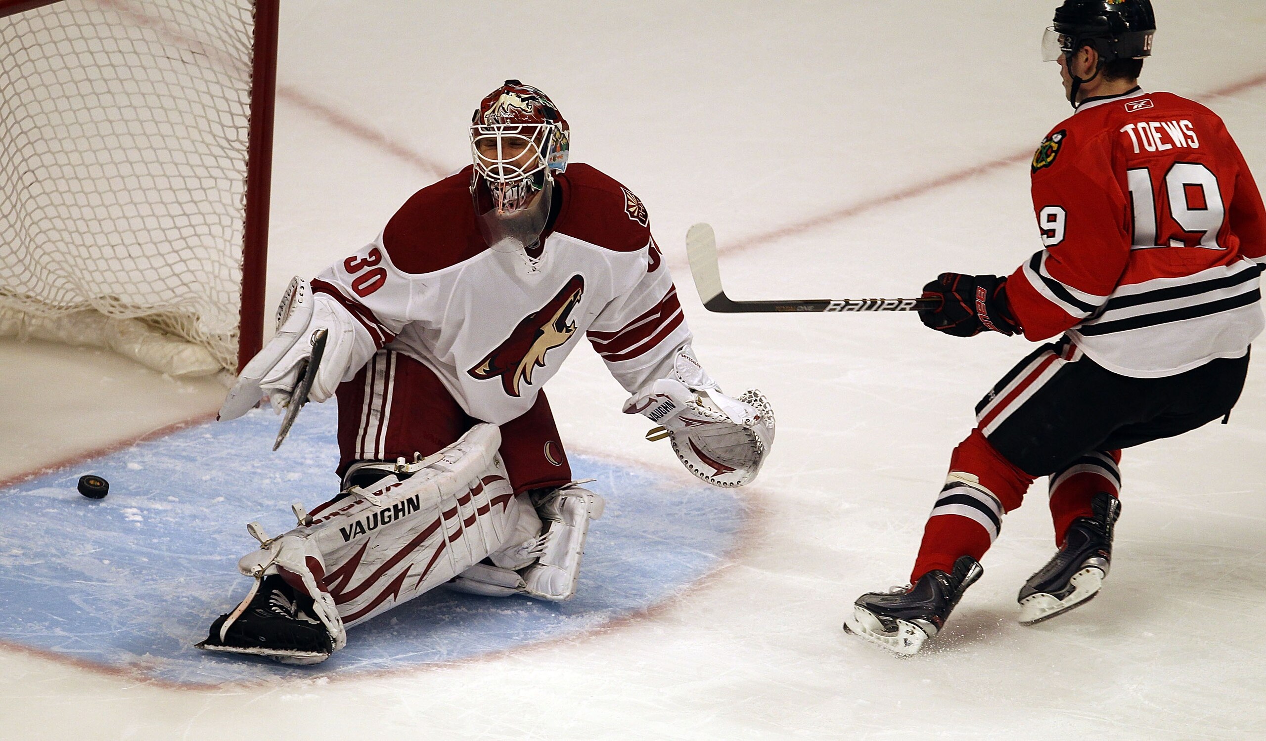 CHICAGO, IL - FEBRUARY 27: Jonathan Toews #19 of the Chicago Blackhawks scores the winning goal against Ilya Bryzgalov #30 of the Phoenix Coyotes in the shootout at the United Center on February 27, 2011 in Chicago, Illinois. The Blackhawks defeated the C