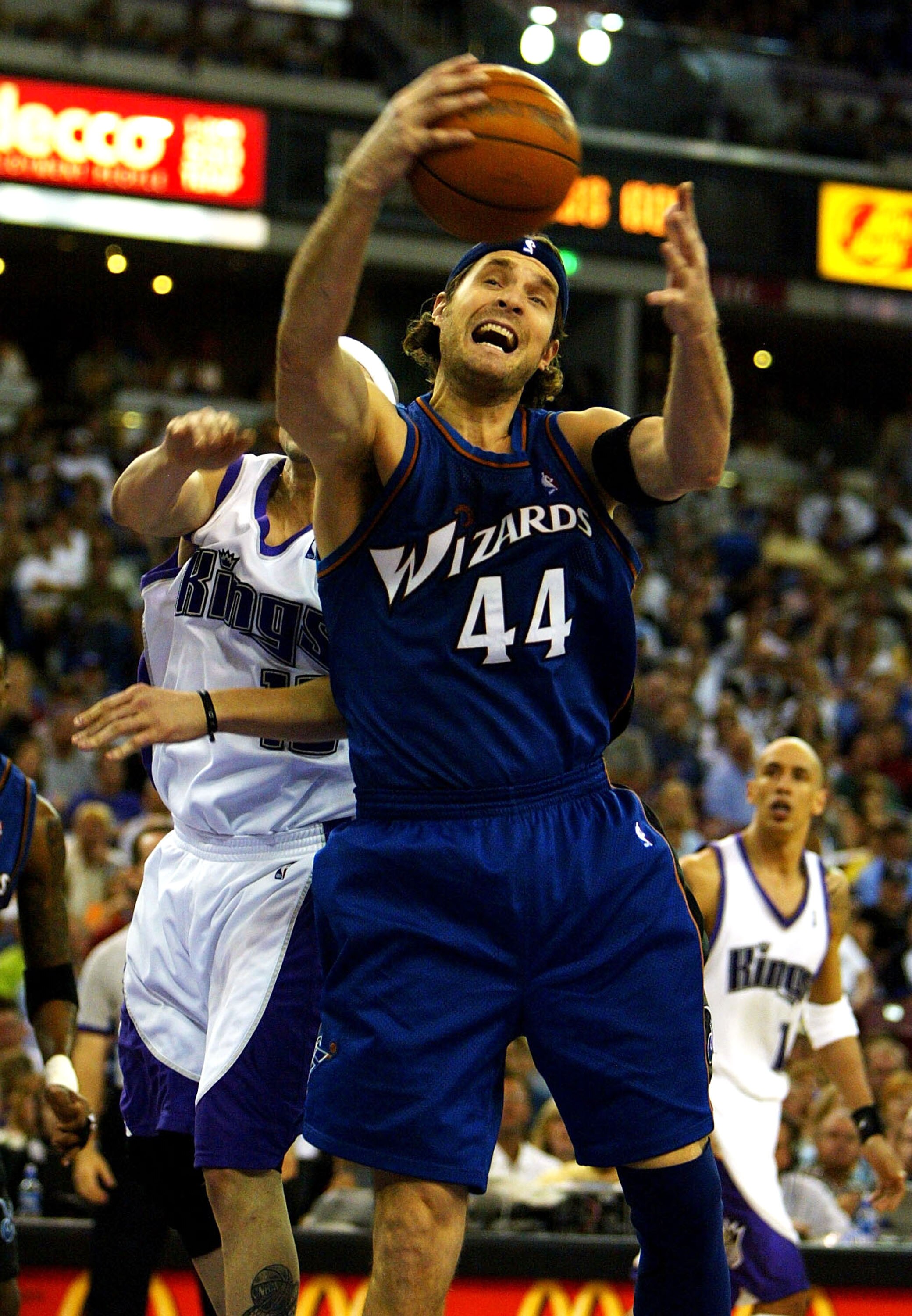 SACRAMENTO, CA- MARCH 28:   Christian Laettner #44 of the Washington Wizards grabs a rebound agaisnt Doug Christie #13 of the Sacramento Kings during an NBA game on Marh 28, 2004 at Arco Arena in Sacramento, California. (Photo by Jed Jacobsohn/Getty Image