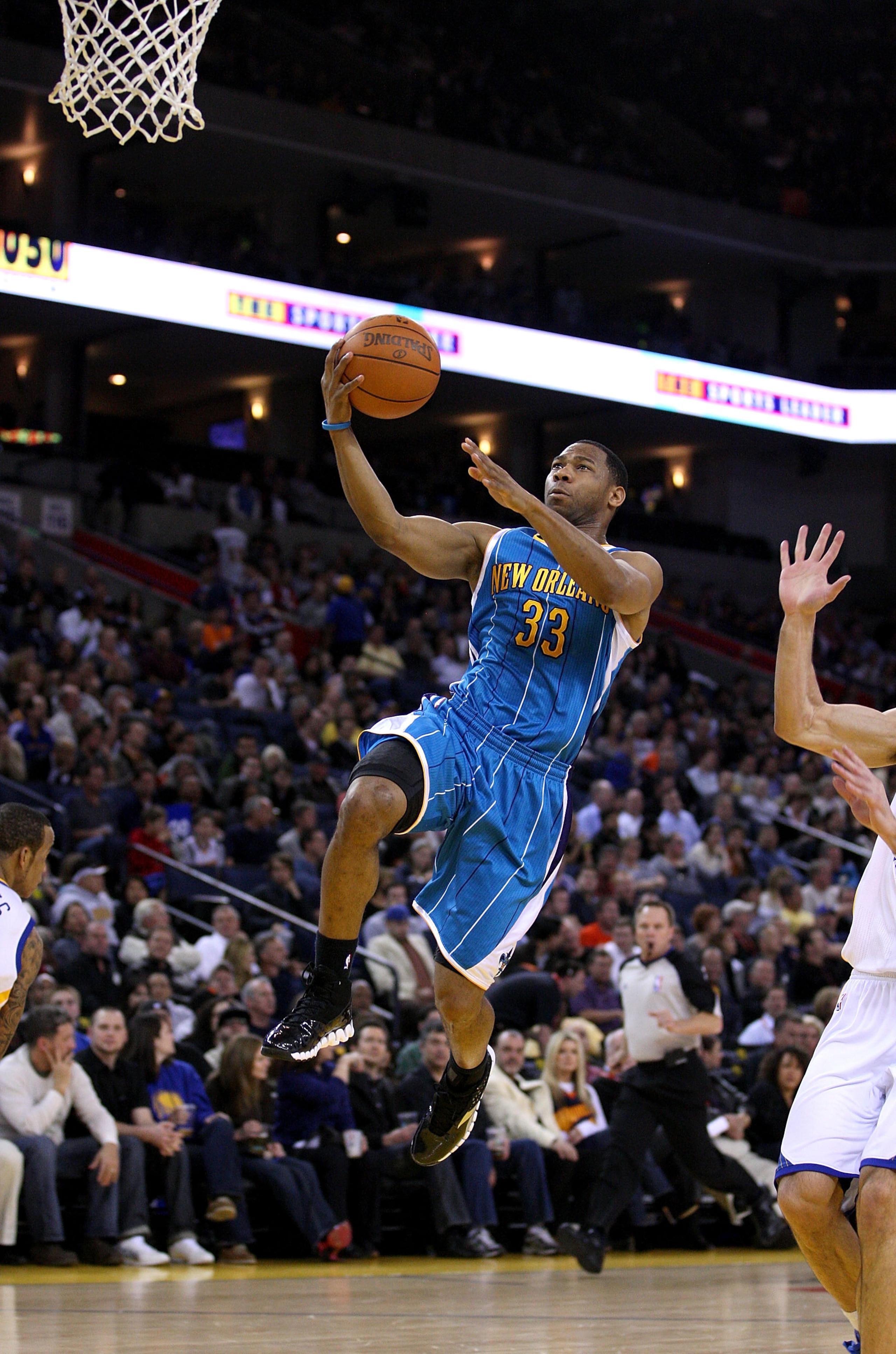 OAKLAND, CA - JANUARY 26:  Willie Green #33 of the New Orleans Hornets drives to the basket against the Golden State Warriors at Oracle Arena on January 26, 2011 in Oakland, California.  NOTE TO USER: User expressly acknowledges and agrees that, by downlo