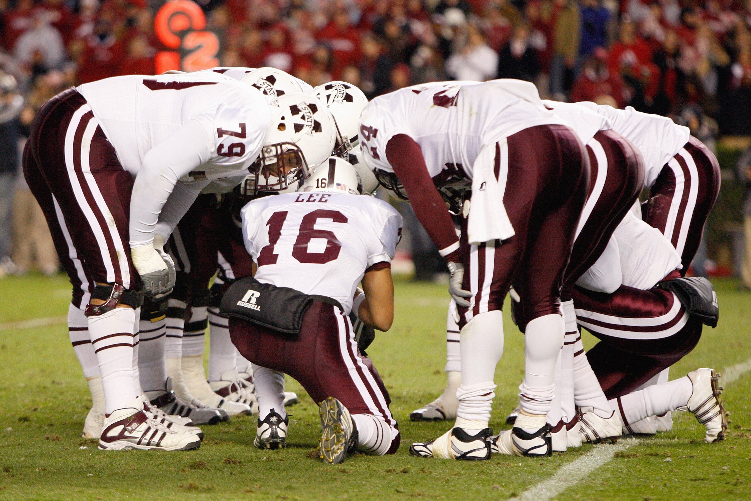 TUSCALOOSA, AL - NOVEMBER 15:  Quarterback Tyson Lee #16 of the Mississippi State Bulldogs leads the huddle during the game against the Alabama Crimson Tide at Bryant-Denny Stadium on November 15, 2008 in Tuscaloosa, Alabama.  (Photo by Kevin C. Cox/Getty