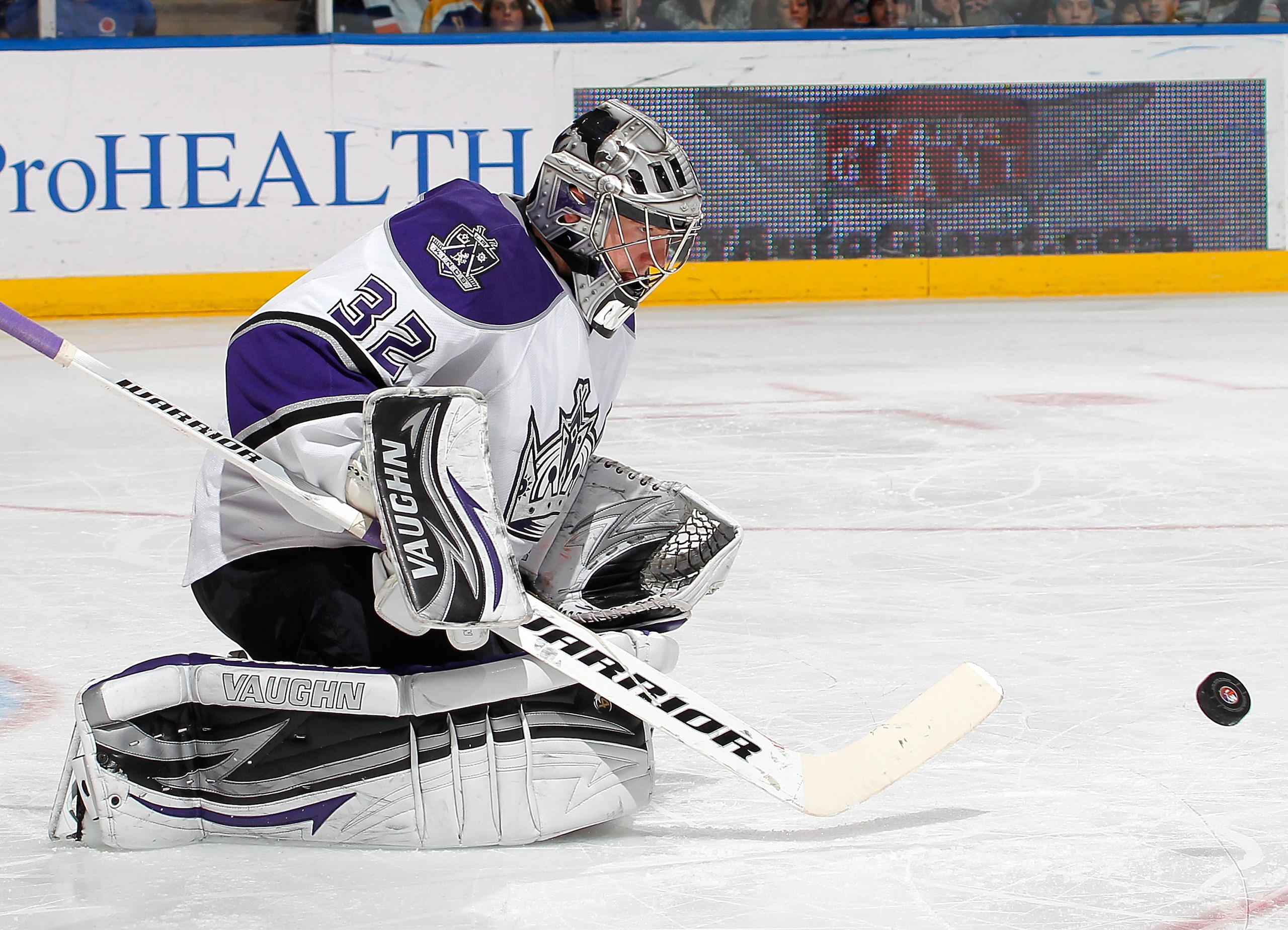 UNIONDALE, NY - FEBRUARY 19:  Goalie Jonathan Quick #32 of the Los Angeles Kings makes a save during an NHL hockey game against the New York Islanders at the Nassau Coliseum on February 19, 2011 in Uniondale, New York.  (Photo by Paul Bereswill/Getty Imag