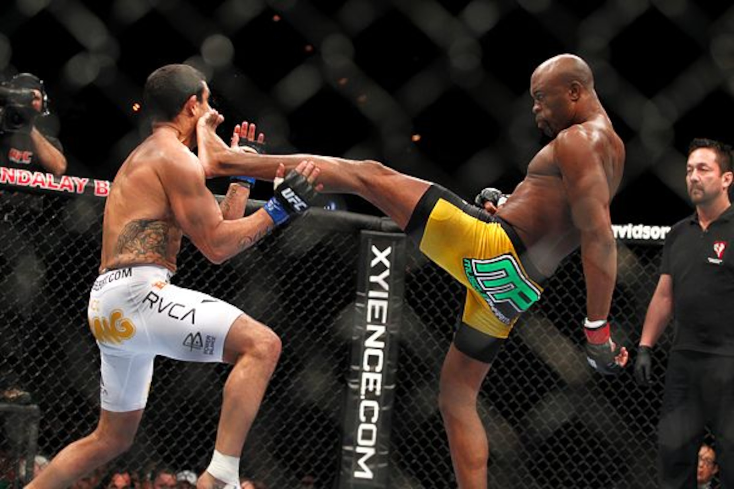Vitor Belfort on the receiving end of THAT front kick