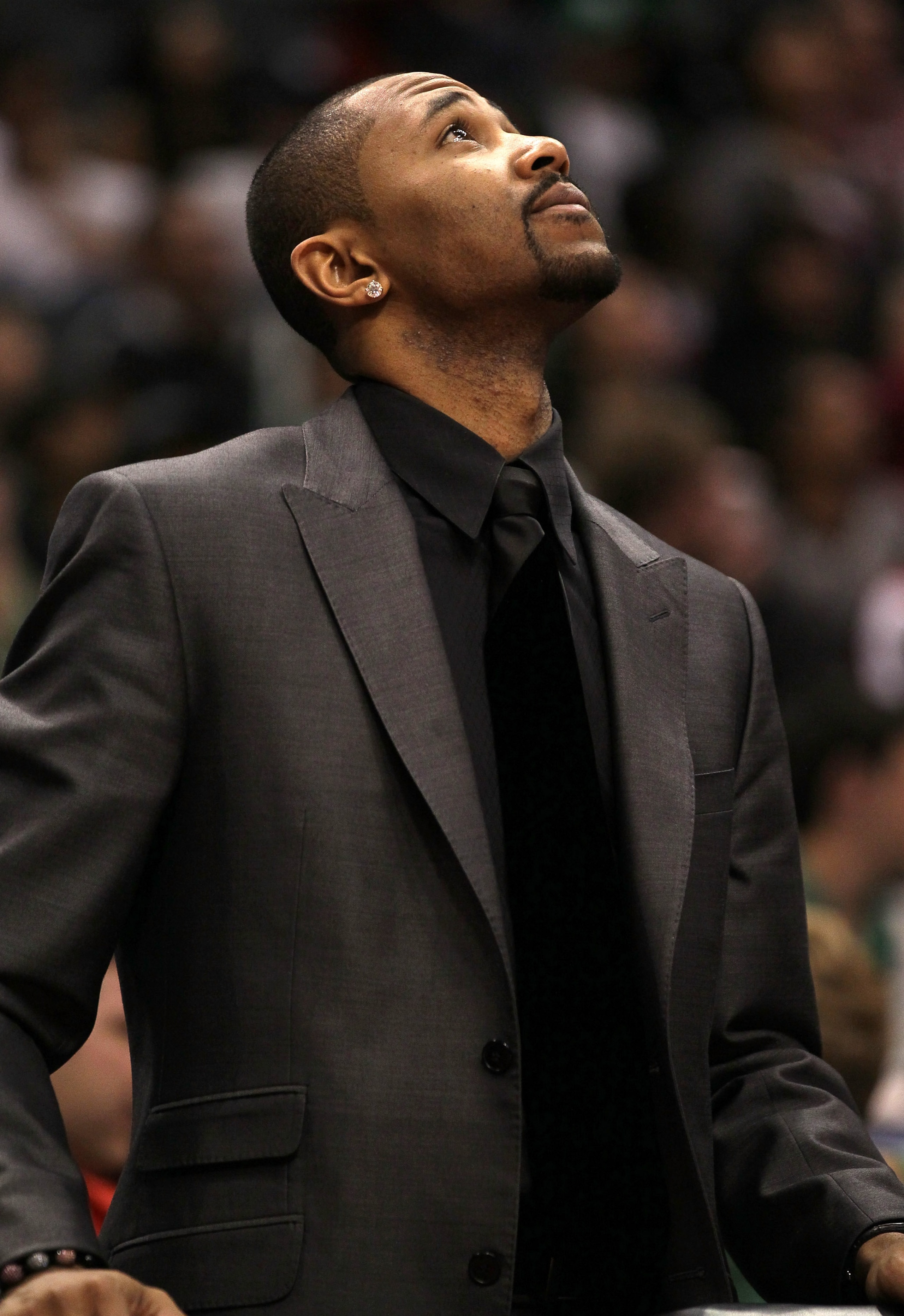 LOS ANGELES, CA - FEBRUARY 26:  Mo Williams #25 of the Los Angeles Clippers looks a the scoreboard during the game with the Boston Celtics at Staples Center on February 26, 2011  in Los Angeles, California. The Celtics won 99-92.  NOTE TO USER: User expre