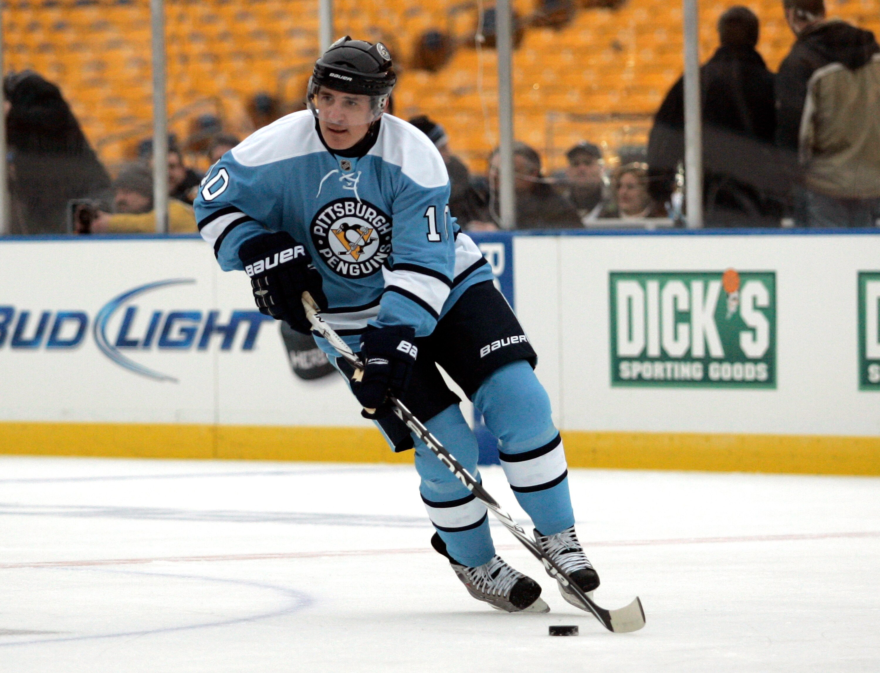 PITTSBURGH, PA - DECEMBER 31:  Ron Francis #10 of the Pittsburgh Penguins skates against the Washington Capitals during the 2011 NHL Winter Classic Alumni Game on December 31, 2010 at Heinz Field in Pittsburgh, Pennsylvania.  (Photo by Justin K. Aller/Get