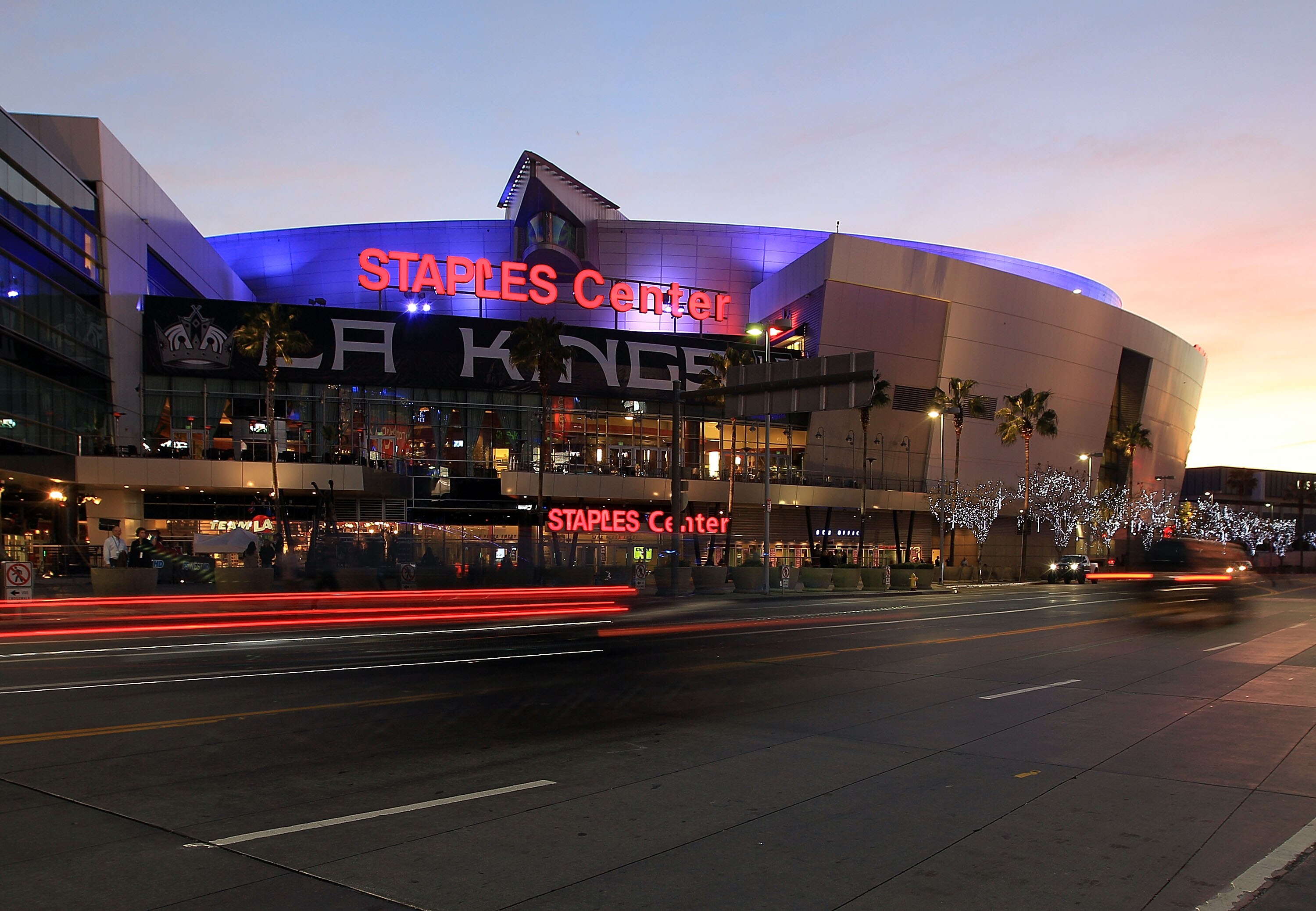 LOS ANGELES, CA - JANUARY 13:  Fans arrive for the game between the Los Angeles Kings and the St. Louis Blues at the Staples Center on January 13, 2011 in Los Angeles, California.  (Photo by Bruce Bennett/Getty Images)