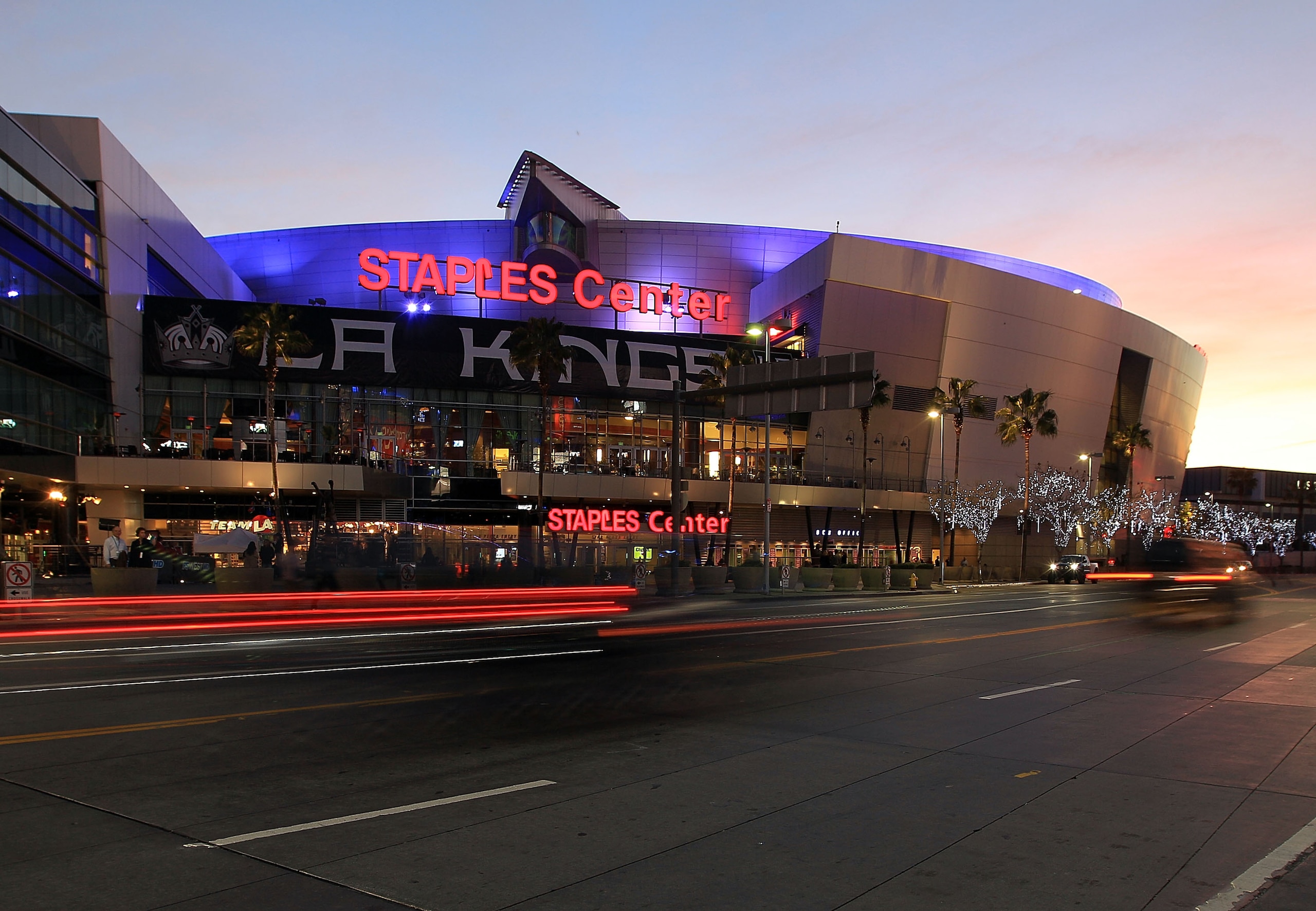LOS ANGELES, CA - JANUARY 13:  Fans arrive for the game between the Los Angeles Kings and the St. Louis Blues at the Staples Center on January 13, 2011 in Los Angeles, California.  (Photo by Bruce Bennett/Getty Images)