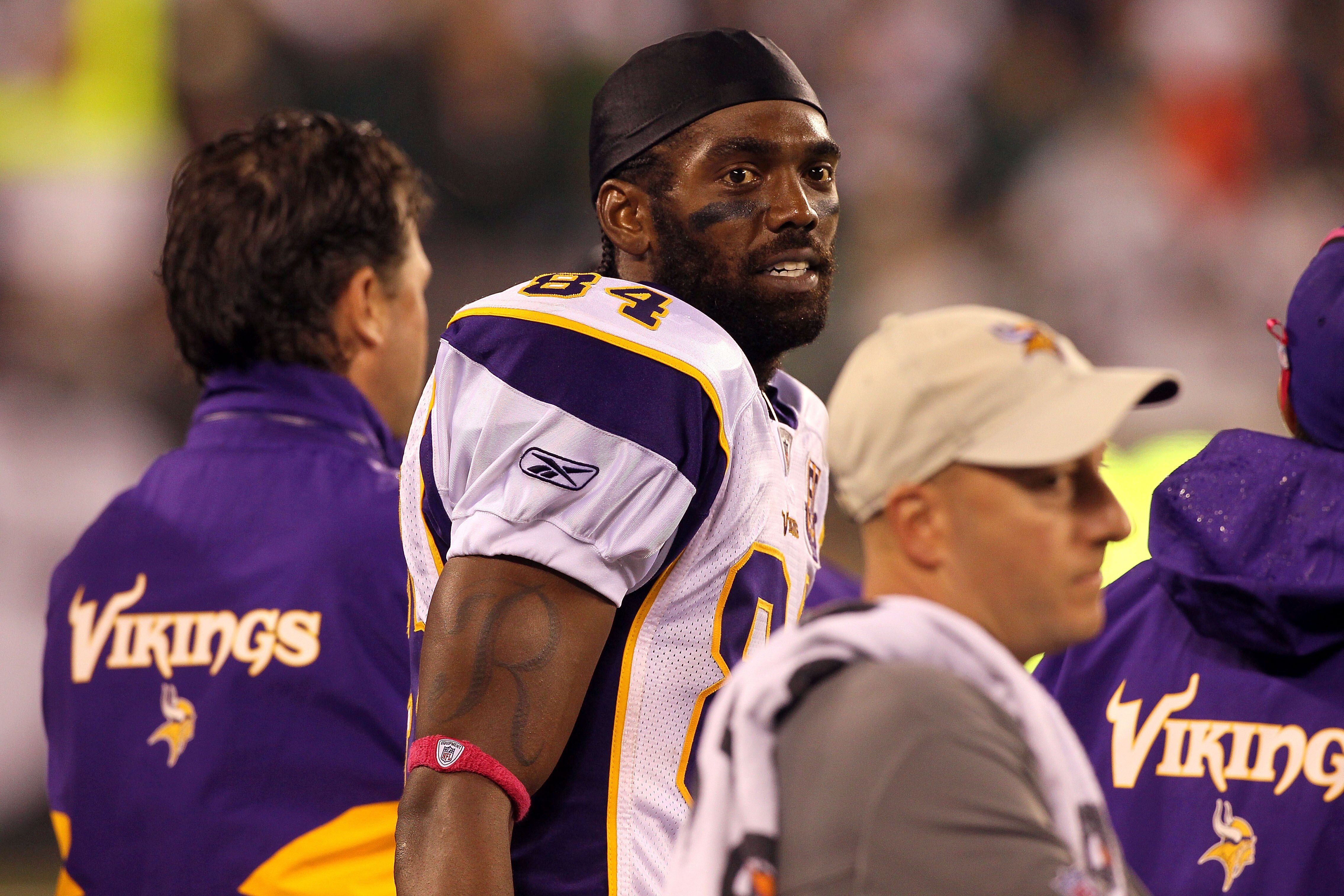 EAST RUTHERFORD, NJ - OCTOBER 11:  Randy Moss #84 of the Minnesota Vikings looks on from the sideline against the New York Jets at New Meadowlands Stadium on October 11, 2010 in East Rutherford, New Jersey.  (Photo by Jim McIsaac/Getty Images)