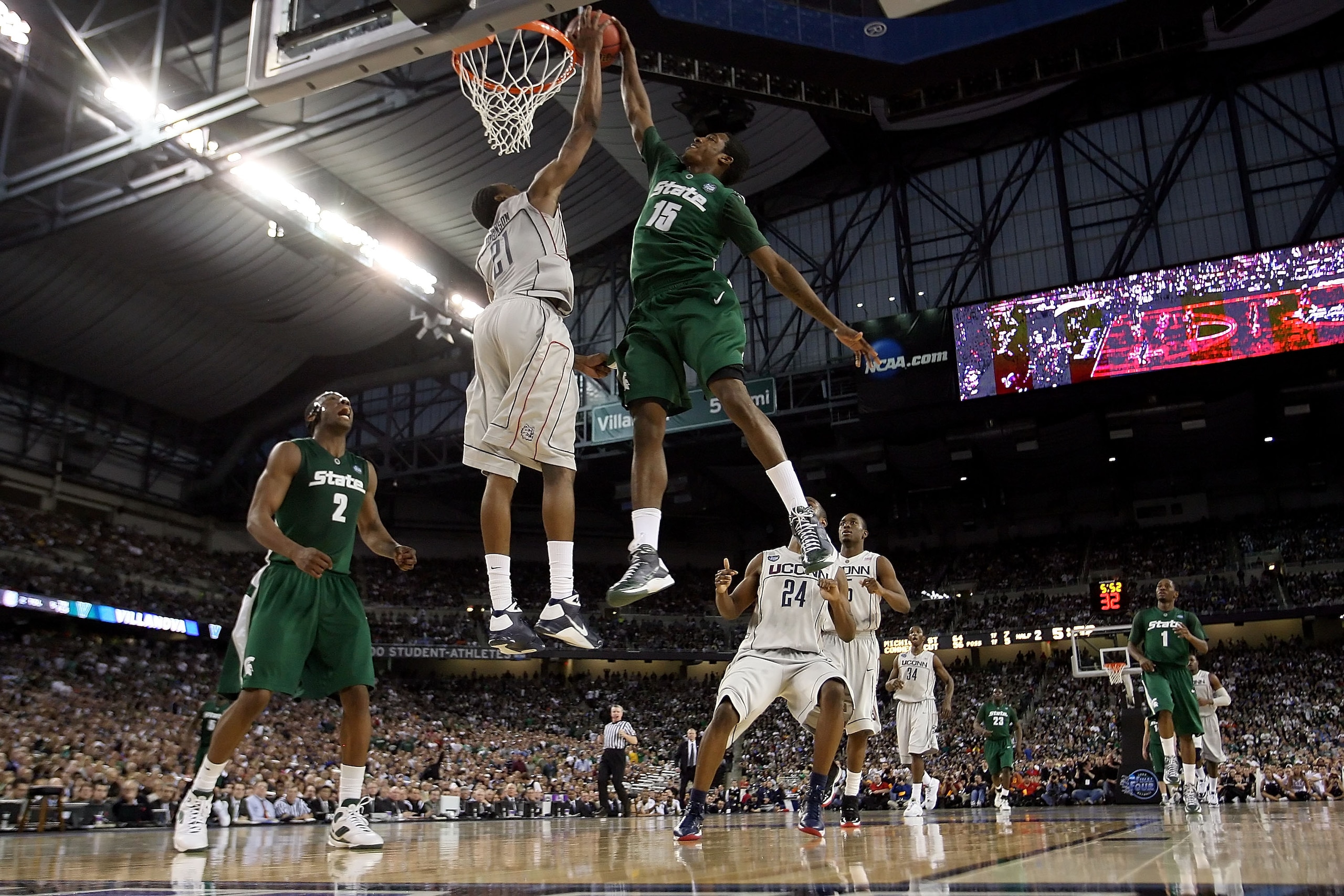 DETROIT - APRIL 04: Durrell Summers #15 of the Michigan State Spartans dunks in the second half over Stanley Robinson #21 of the Connecticut Huskies during the National Semifinal game of the NCAA Division I Men's Basketball Championship at Ford Field on DETROIT - APRIL 04: Durrell Summers #15 of the Michigan State Spartans dunks in the second half over Stanley Robinson #21 of the Connecticut Huskies during the National Semifinal game of the NCAA Division I Men's Basketball Championship at Ford Field on