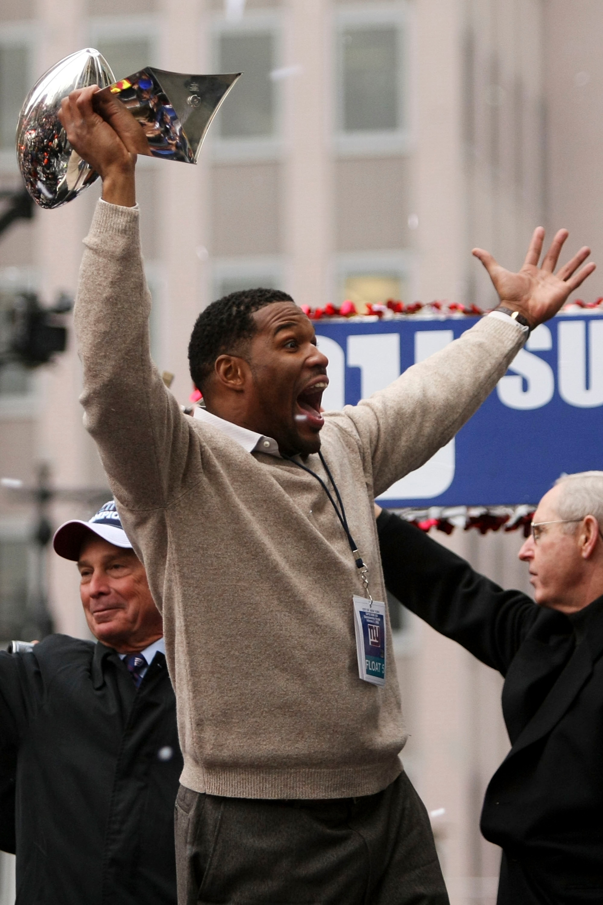 NEW YORK - FEBRUARY 05:  New York Giants defensive end Michael Strahan holds up the Vince Lombardi trophy during the New York Giants Superbowl XLII victory parade February 5, 2008 in New York City.  (Photo by Chris McGrath/Getty Images)