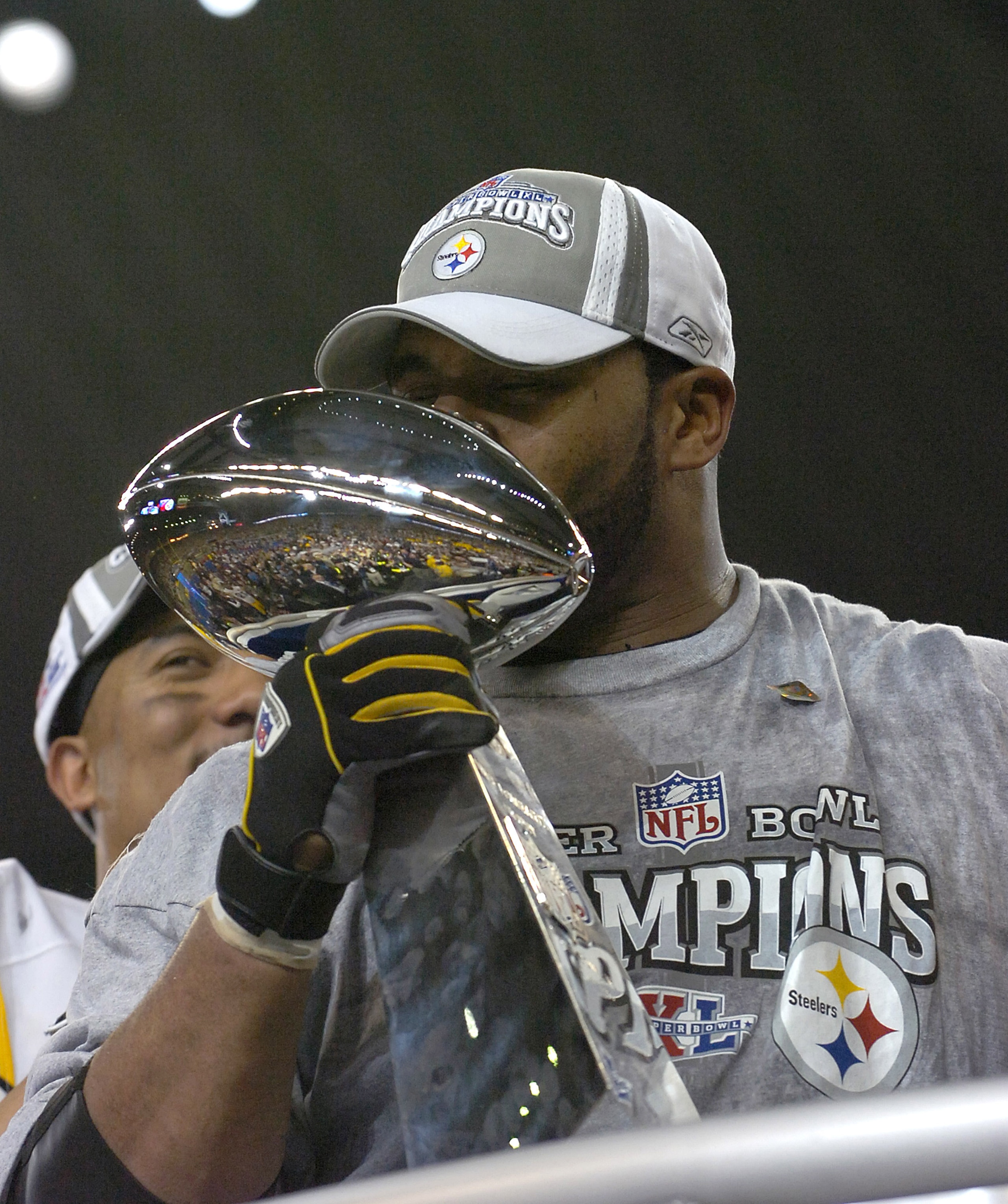 Steelers Jerome Bettis kisses the Vince Lombardi trophy after the Steelers won Super Bowl XL between the Pittsburgh Steelers and Seattle Seahawks at Ford Field in Detroit, Michigan on February 5, 2006. (Photo by A. Messerschmidt/Getty Images)