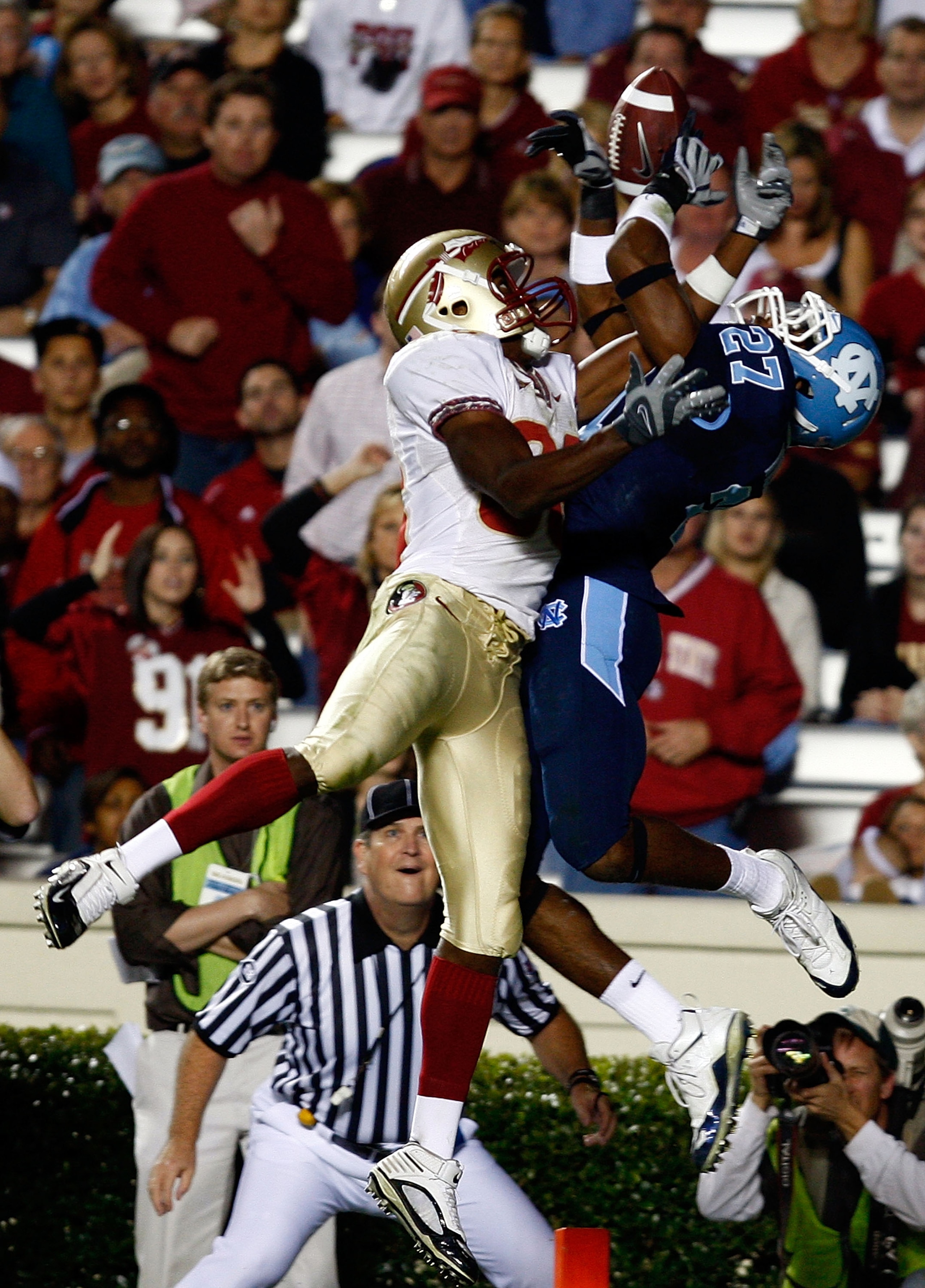 CHAPEL HILL, NC - OCTOBER 22:  Rod Owens #86 of the Florida State Seminoles battles for the football with North Carolina Tar Heels defender Deunta Williams #27 at Kenan Stadium on October 22, 2009 in Chapel Hill, North Carolina.  (Photo by Scott Halleran/