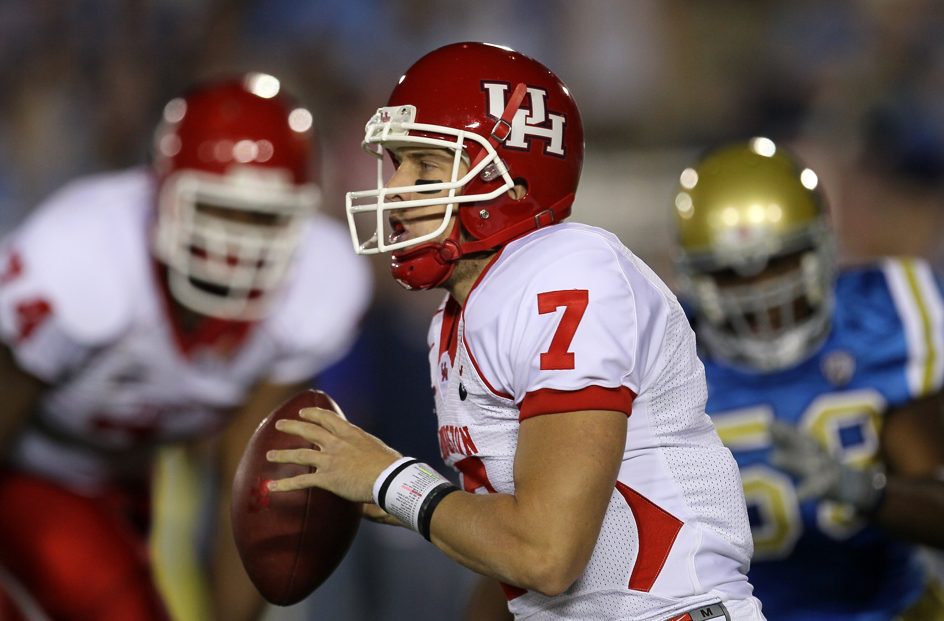 PASADENA, CA - SEPTEMBER 18:  Quarterback Case Keenum #7 of the Houston Cougars drops back to pass against the UCLA Bruins in the second quarter at the Rose Bowl on September 18, 2010 in Pasadena, California.  UCLA won 31-13.  (Photo by Stephen Dunn/Getty