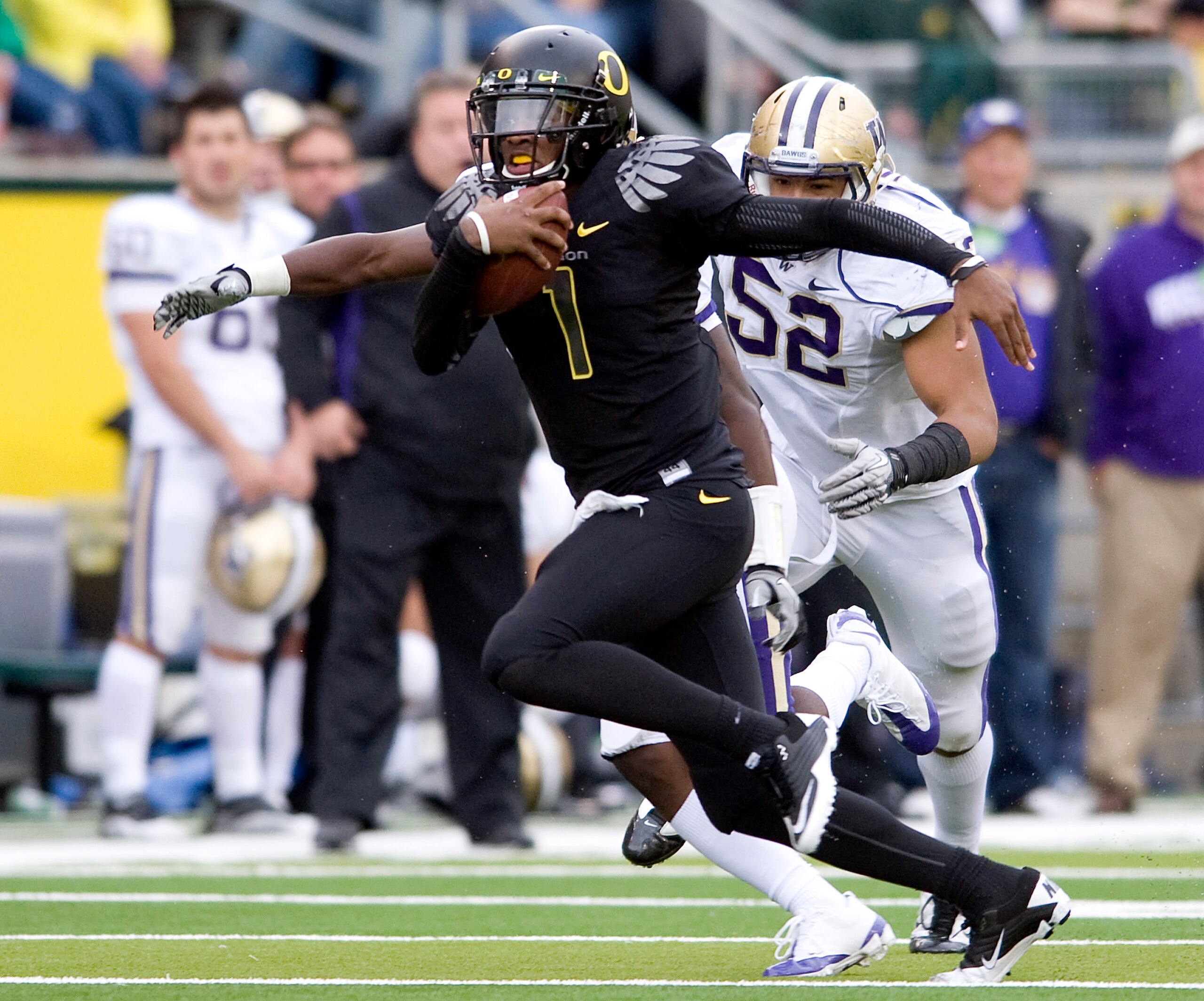 EUGENE, OR - NOVEMBER 06: Defensive end Hau'oli Jamora #52 of the Washington Huskies chases quarterback Darron Thomas #1 of the Oregon Ducks in the third quarter of the game at Autzen Stadium on November 6, 2010 in Eugene, Oregon. The Ducks won the game 5
