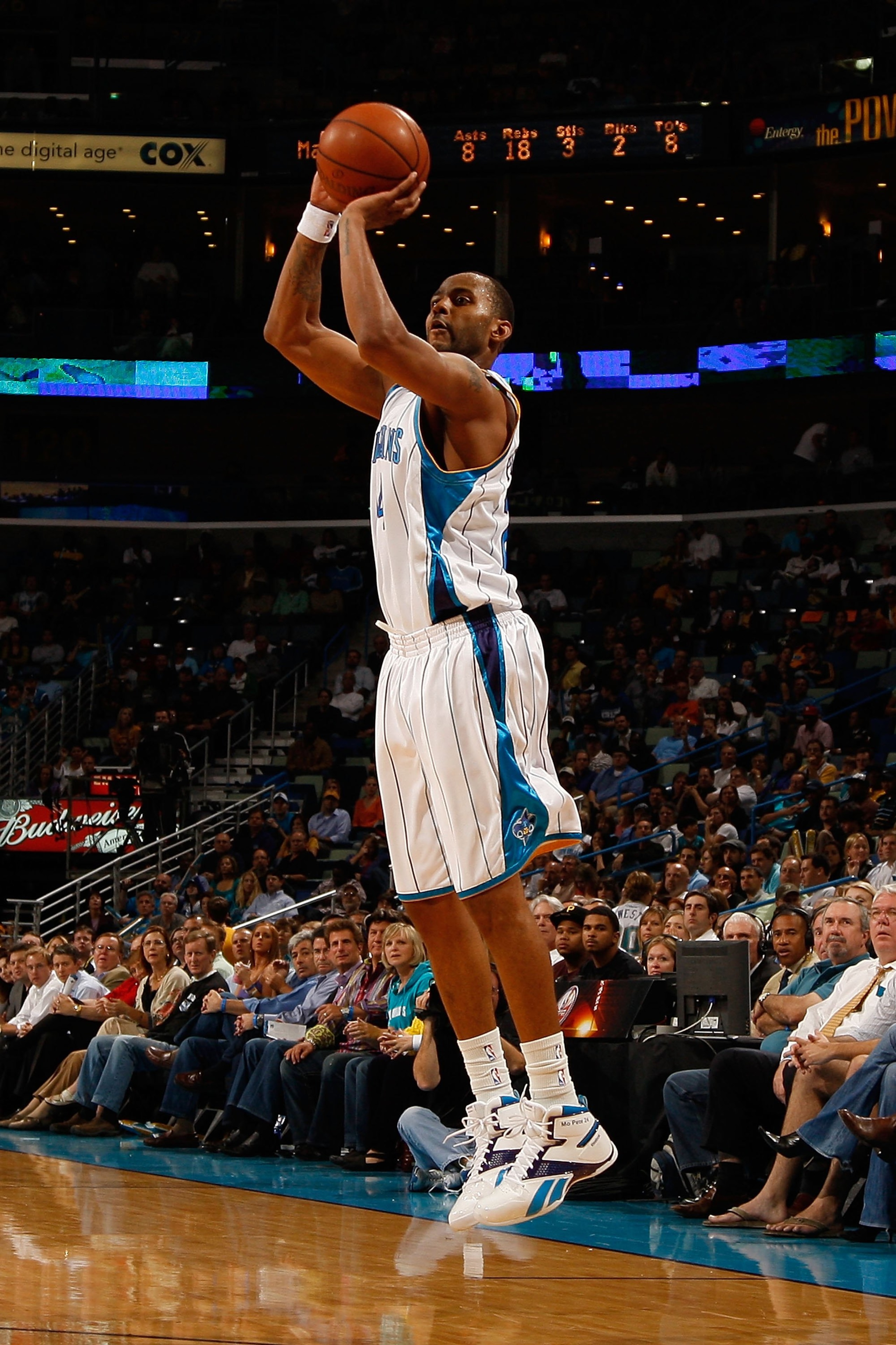 NEW ORLEANS - NOVEMBER 04:  Morris Peterson #24 of the New Orleans Hornets makes a shot against the Dallas Mavericks at New Orleans Arena on November 4, 2009 in New Orleans, Louisiana.  NOTE TO USER: User expressly acknowledges and agrees that, by downloa