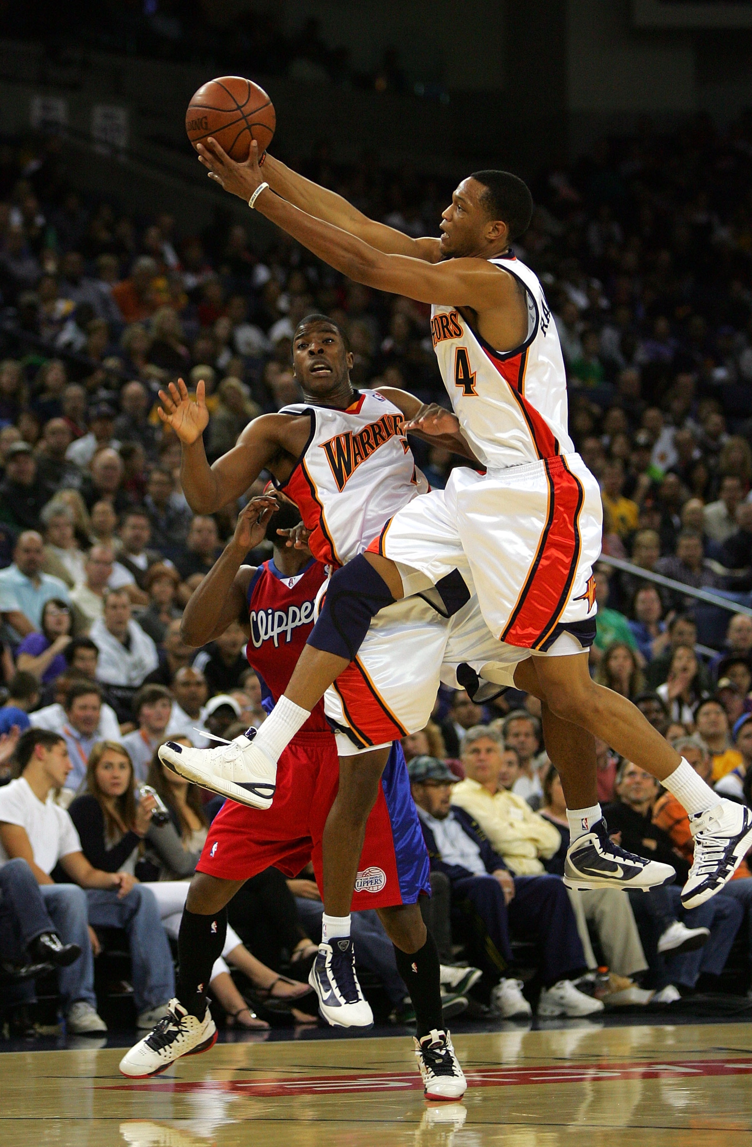 OAKLAND, CA - NOVEMBER 06:  Anthony Randolph #4 of the Golden State Warriors grabs a loose ball over Kelenna Azubuike #7 during their game against the Los Angeles Clippers at Oracle Arena on November 6, 2009 in Oakland, California. NOTE TO USER: User expr