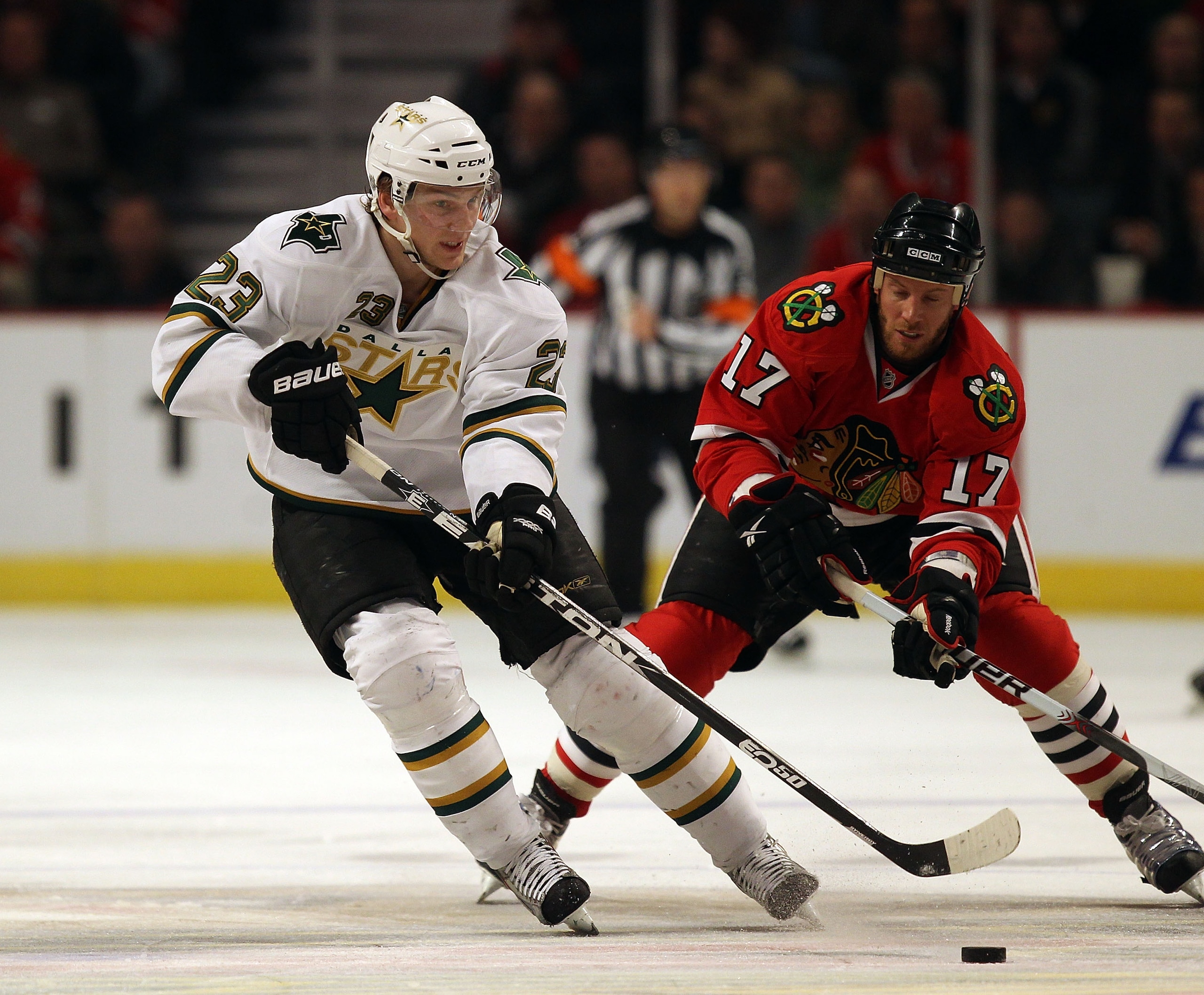 CHICAGO, IL - JANUARY 05: Tom Wandell #23 of the Dallas Stars controls the puck under pressure from Ryan Johnson #17of the Chicago Blackhawks at the United Center on January 5, 2011 in Chicago, Illinois. The Stars defeated the Blackhawks 4-2. (Photo by Jo