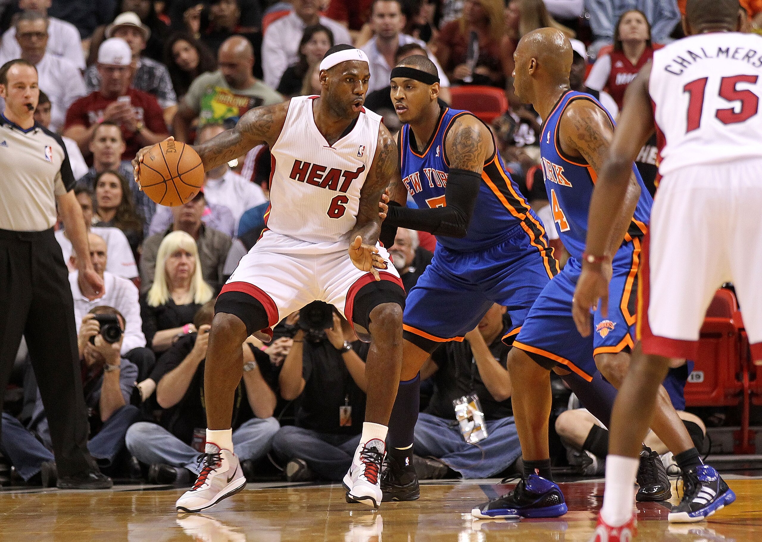 MIAMI, FL - FEBRUARY 27: LeBron James #6 of the Miami Heat is guarded by Carmelo Anthony #7 of the New York Knicks looks on during a game at American Airlines Arena on February 27, 2011 in Miami, Florida. NOTE TO USER: User expressly acknowledges and agr MIAMI, FL - FEBRUARY 27: LeBron James #6 of the Miami Heat is guarded by Carmelo Anthony #7 of the New York Knicks looks on during a game at American Airlines Arena on February 27, 2011 in Miami, Florida. NOTE TO USER: User expressly acknowledges and agr