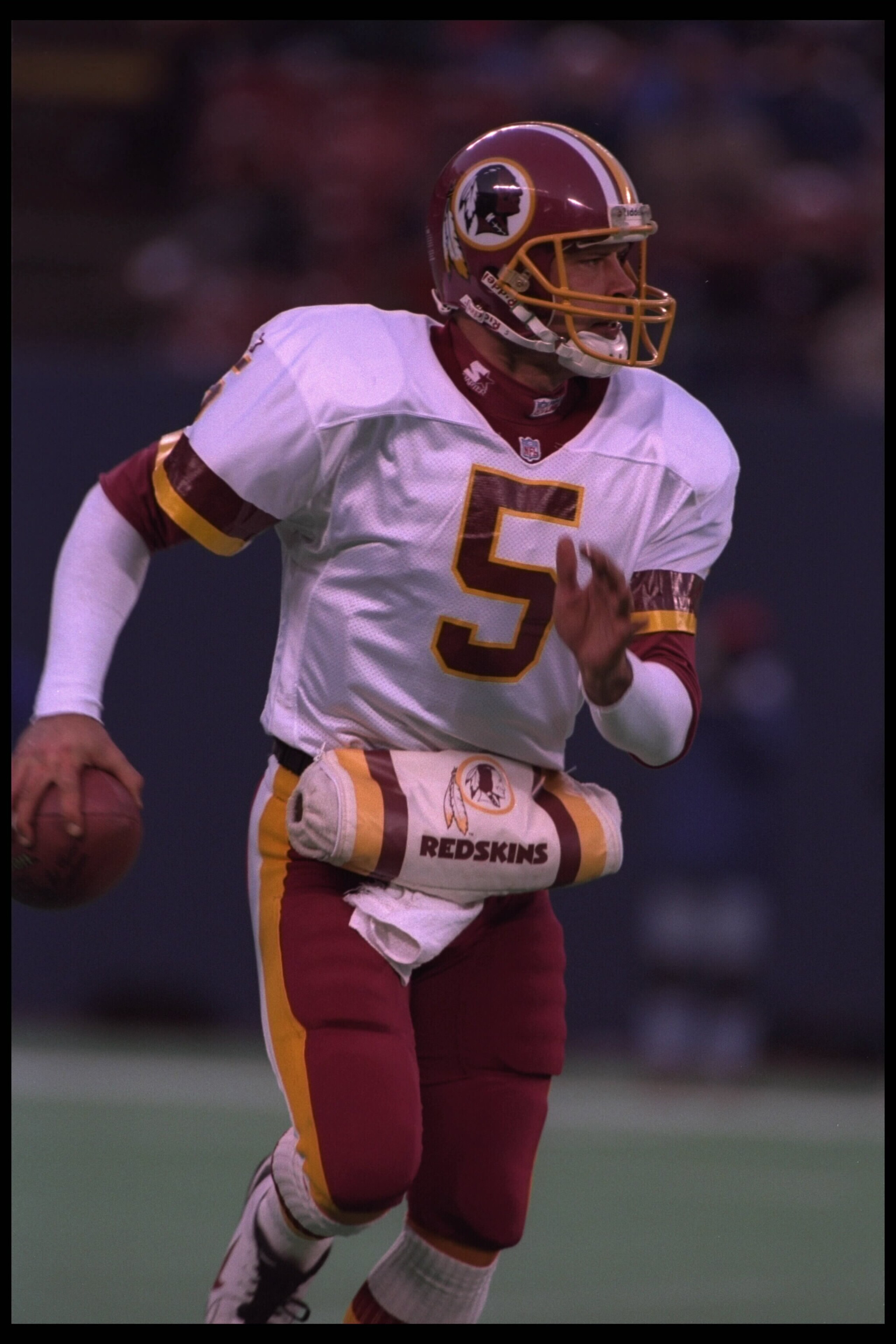 10 Dec 1995: Quarterback Heath Schuler #5 of the Washington Redskins drops back to pass downfield to a receiver during the game against the New York Giants at Giants Stadium in East Rutherford, New Jersey. The Giants defeated the Redskins 20-13. Mandat 10 Dec 1995: Quarterback Heath Schuler #5 of the Washington Redskins drops back to pass downfield to a receiver during the game against the New York Giants at Giants Stadium in East Rutherford, New Jersey. The Giants defeated the Redskins 20-13. Mandat