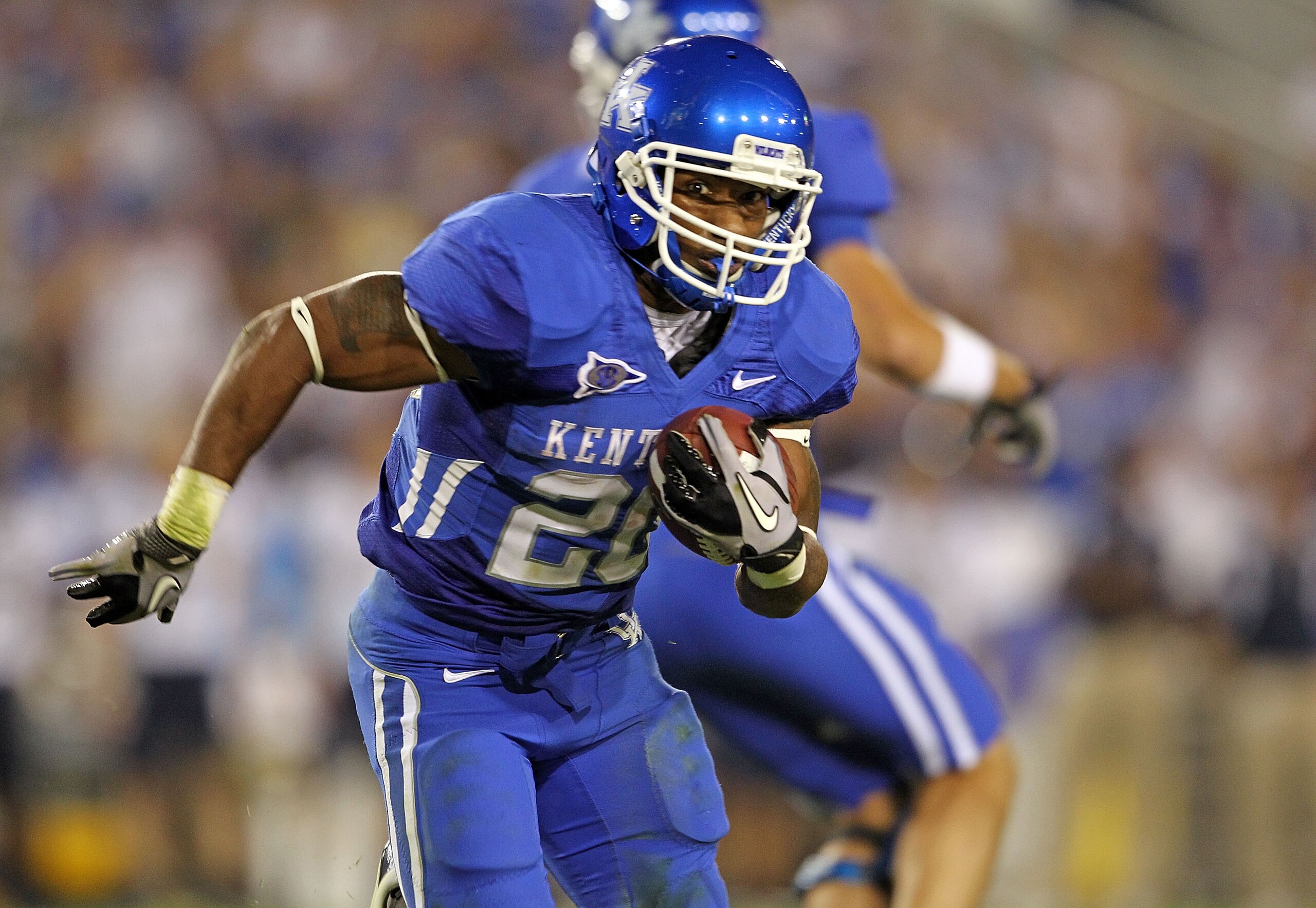 LEXINGTON, KY - SEPTEMBER 18:  Derrick Locke #20 of the Kentucky Wildcats runs with the ball during the game against the Akron Zips at Commonwealth Stadium on September 18, 2010 in Lexington, Kentucky.  (Photo by Andy Lyons/Getty Images)