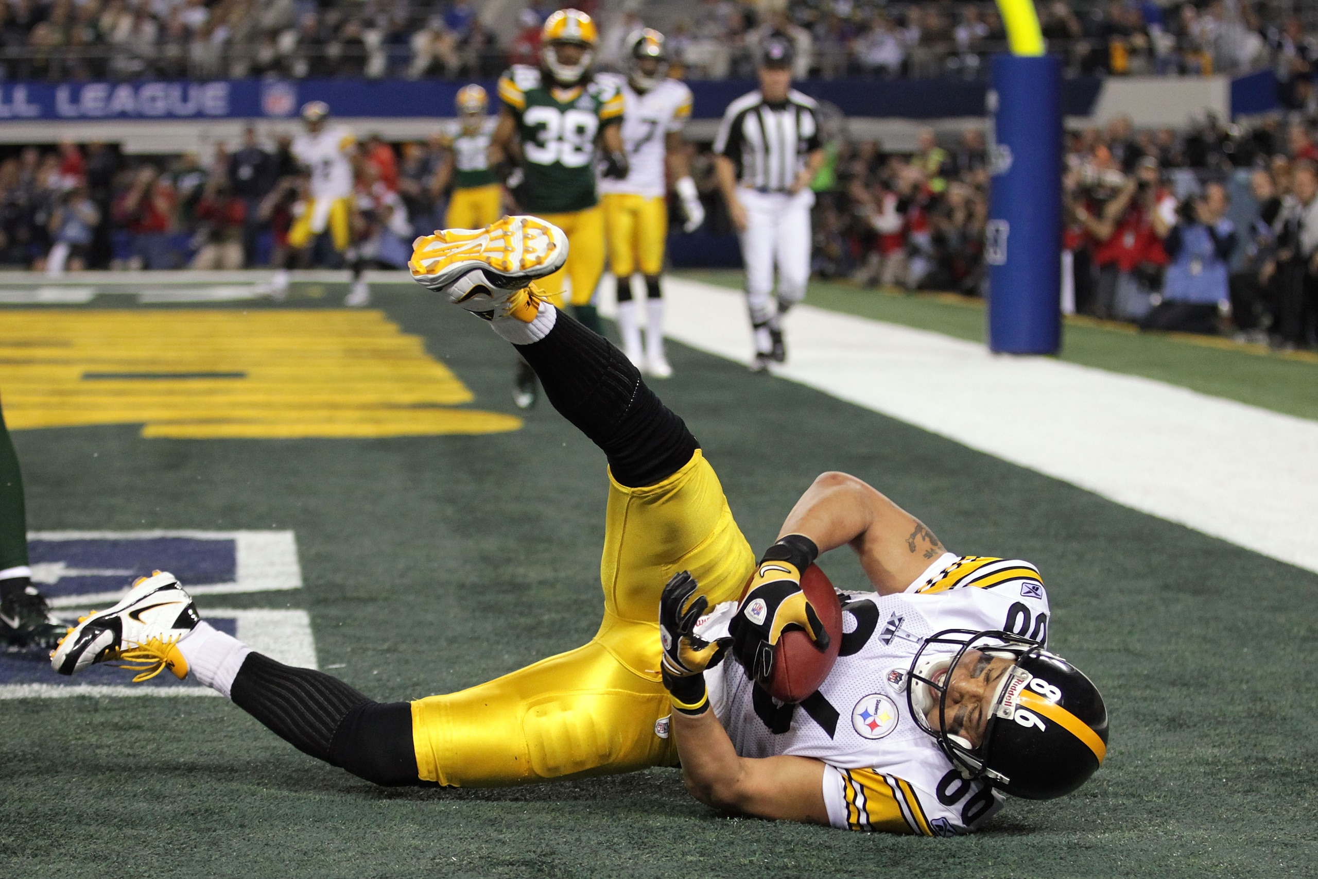 ARLINGTON, TX - FEBRUARY 06: Hines Ward #86 of the Pittsburgh Steelers catches an eight yard touchdown pass in the second quarter against Jarrett Bush #24 of the Green Bay Packers in Super Bowl XLV at Cowboys Stadium on February 6, 2011 in Arlington, Tex ARLINGTON, TX - FEBRUARY 06: Hines Ward #86 of the Pittsburgh Steelers catches an eight yard touchdown pass in the second quarter against Jarrett Bush #24 of the Green Bay Packers in Super Bowl XLV at Cowboys Stadium on February 6, 2011 in Arlington, Tex