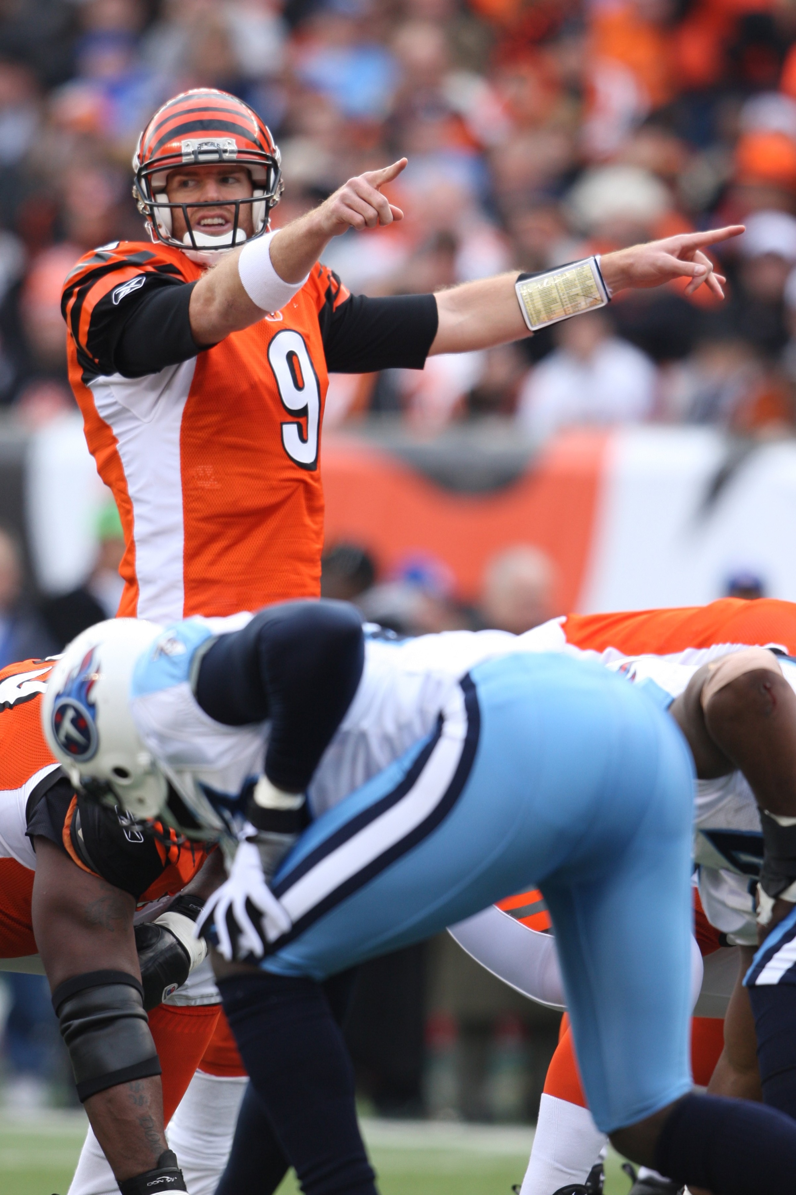CINCINNATI - NOVEMBER 25:  Carson Palmer #9 of the Cincinnati Bengals calls an audible during the NFL game against the Tennessee Titans at Paul Brown Stadium on November 25, 2007 in Cincinnati, Ohio. (Photo by Andy Lyons/Getty Images)