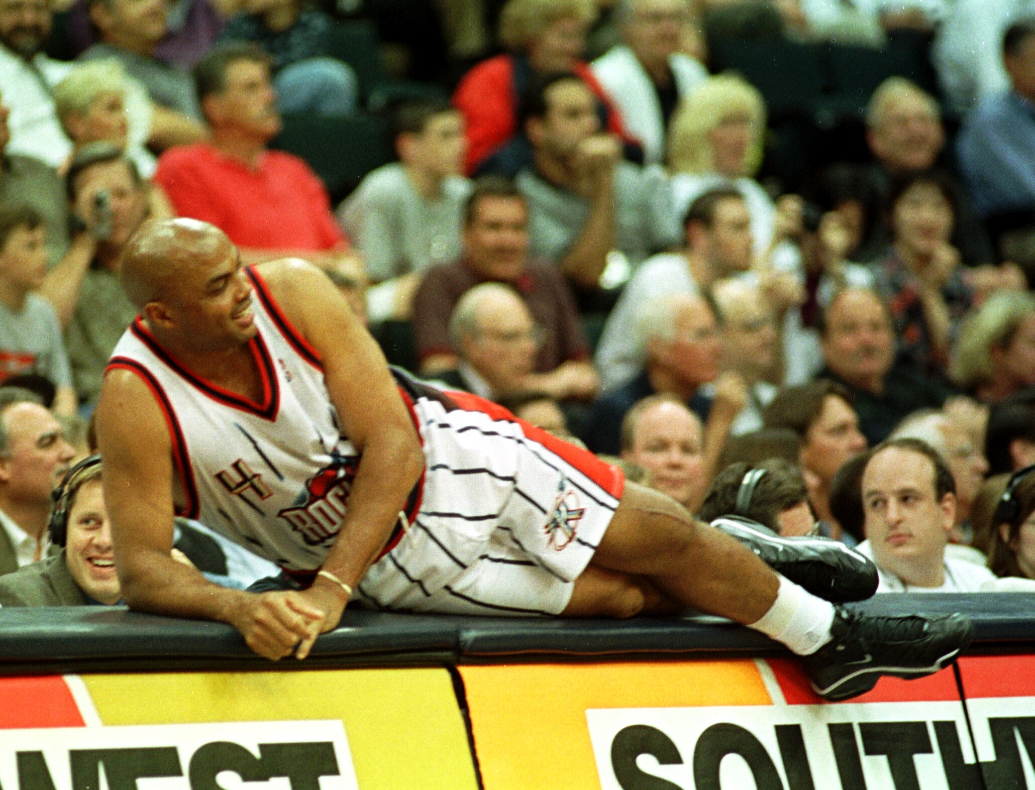 19 Apr 2000:  Forward Charles Barkley #4 of the Houston Rockets watches the action from the scorers table during his final NBA game at the Houston Summit in Houston, Texas. The Grizzlies won the game 96-92. Mandatory Credit: George Wong/ALLSPORT   Mandato