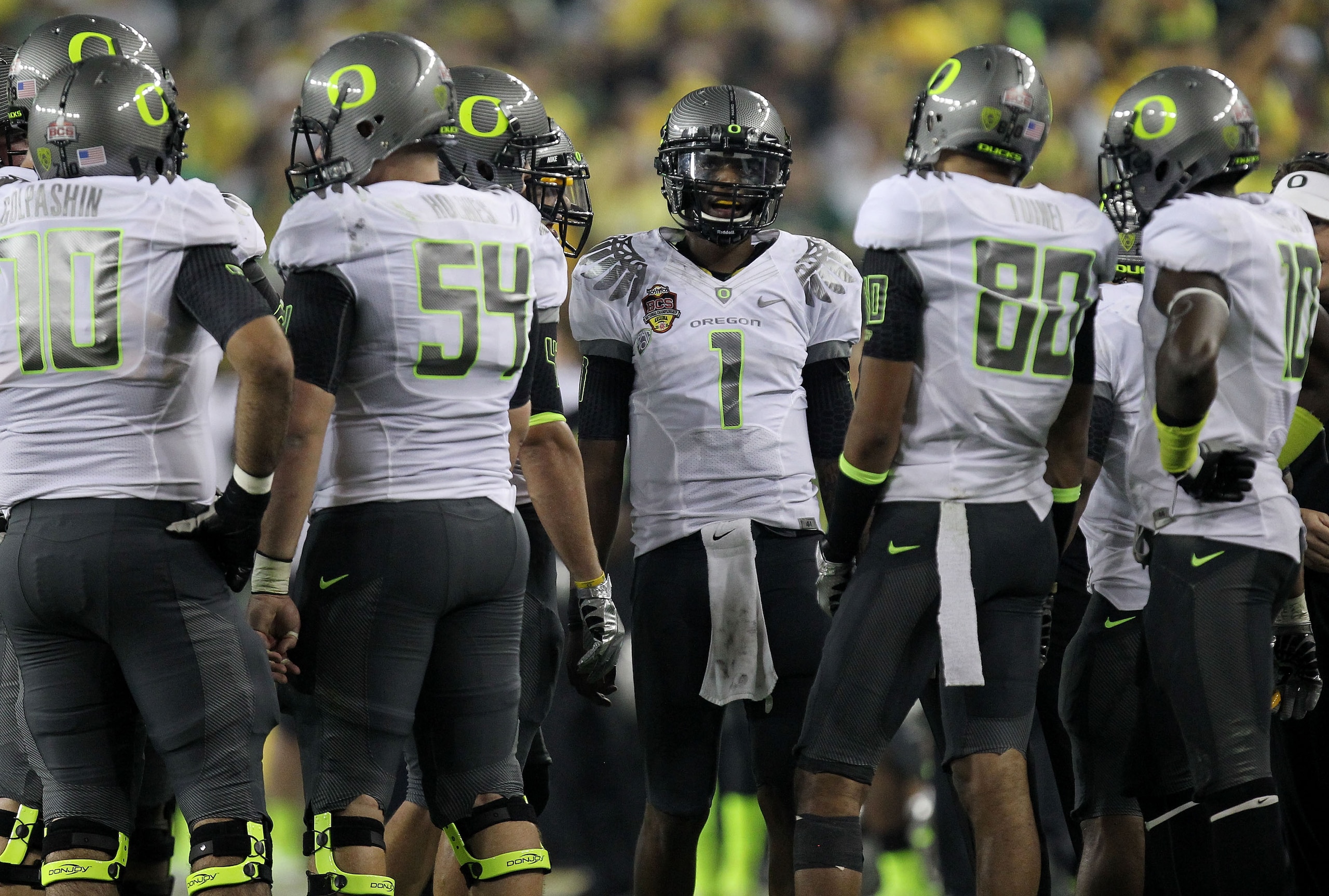 GLENDALE, AZ - JANUARY 10:  Darron Thomas #1 and the Oregon Ducks huddle against the Auburn Tigers during the Tostitos BCS National Championship Game at University of Phoenix Stadium on January 10, 2011 in Glendale, Arizona.  (Photo by Ronald Martinez/Get