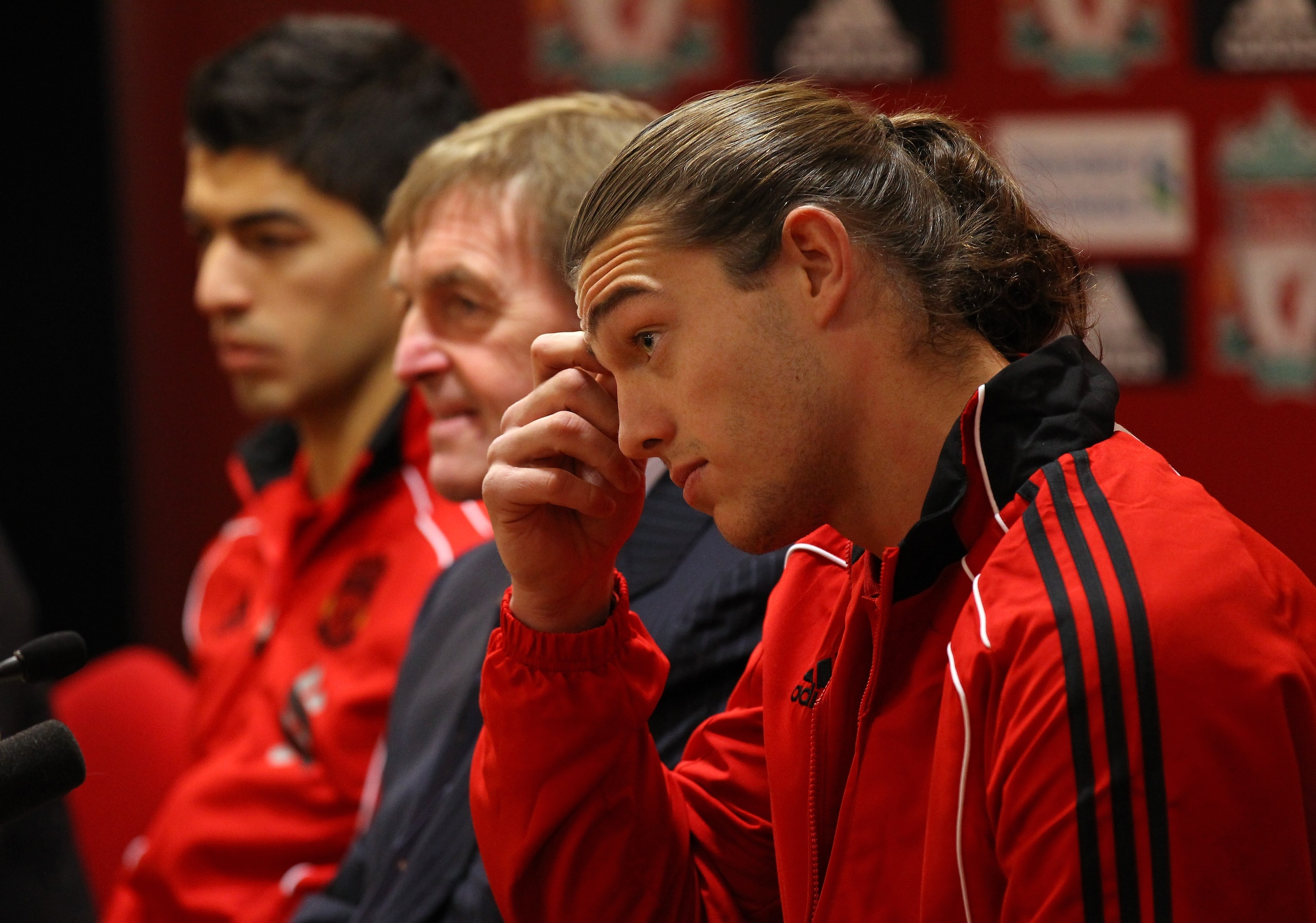 LIVERPOOL, ENGLAND - FEBRUARY 03:  Kenny Dalglish the manager of Liverpool sits between his new signings, Luis Suarez (l) and Andy Carroll (r) as they face the media during a press conference at Anfield on February 3, 2011 in Liverpool, England.  (Photo b