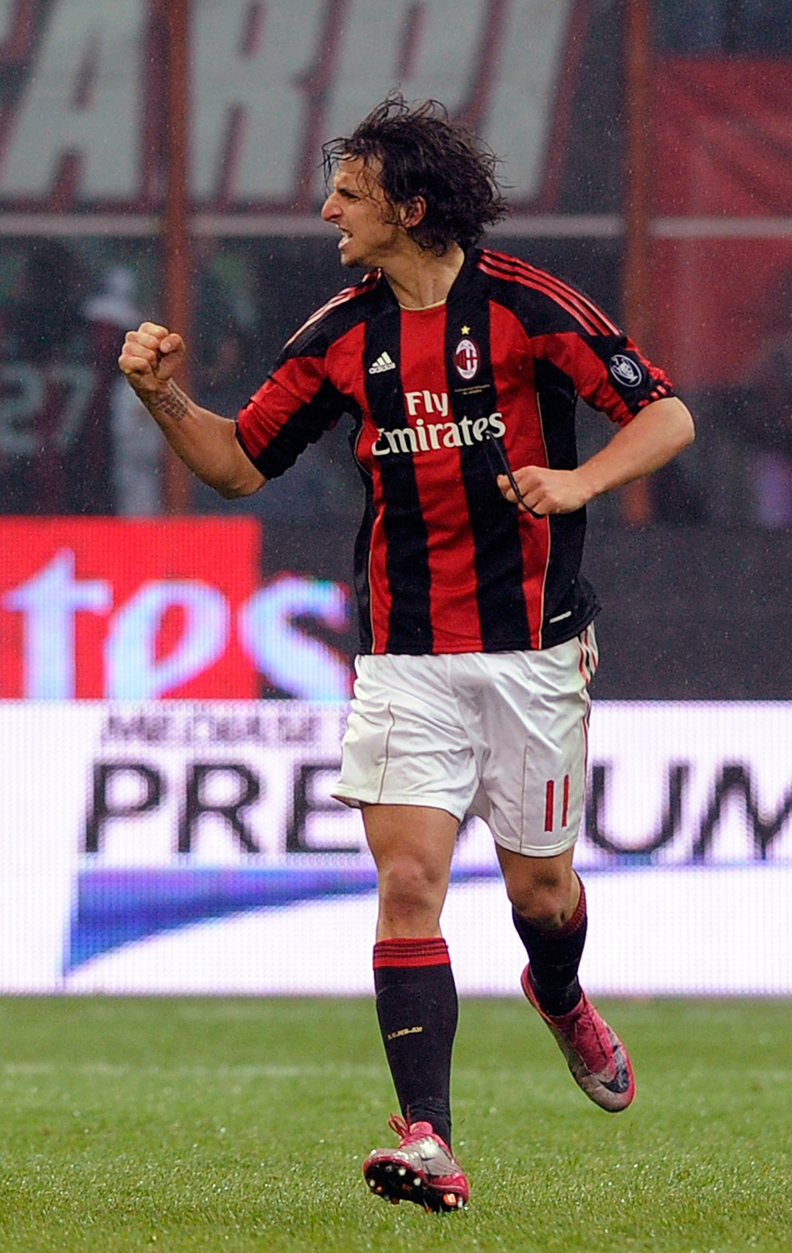 MILAN, ITALY - FEBRUARY 28:  Zlatan Ibrahimovic of AC Milan celebrates scoring the first goal during the Serie A match between AC Milan and SSC Napoli at Stadio Giuseppe Meazza on February 28, 2011 in Milan, Italy.  (Photo by Claudio Villa/Getty Images)