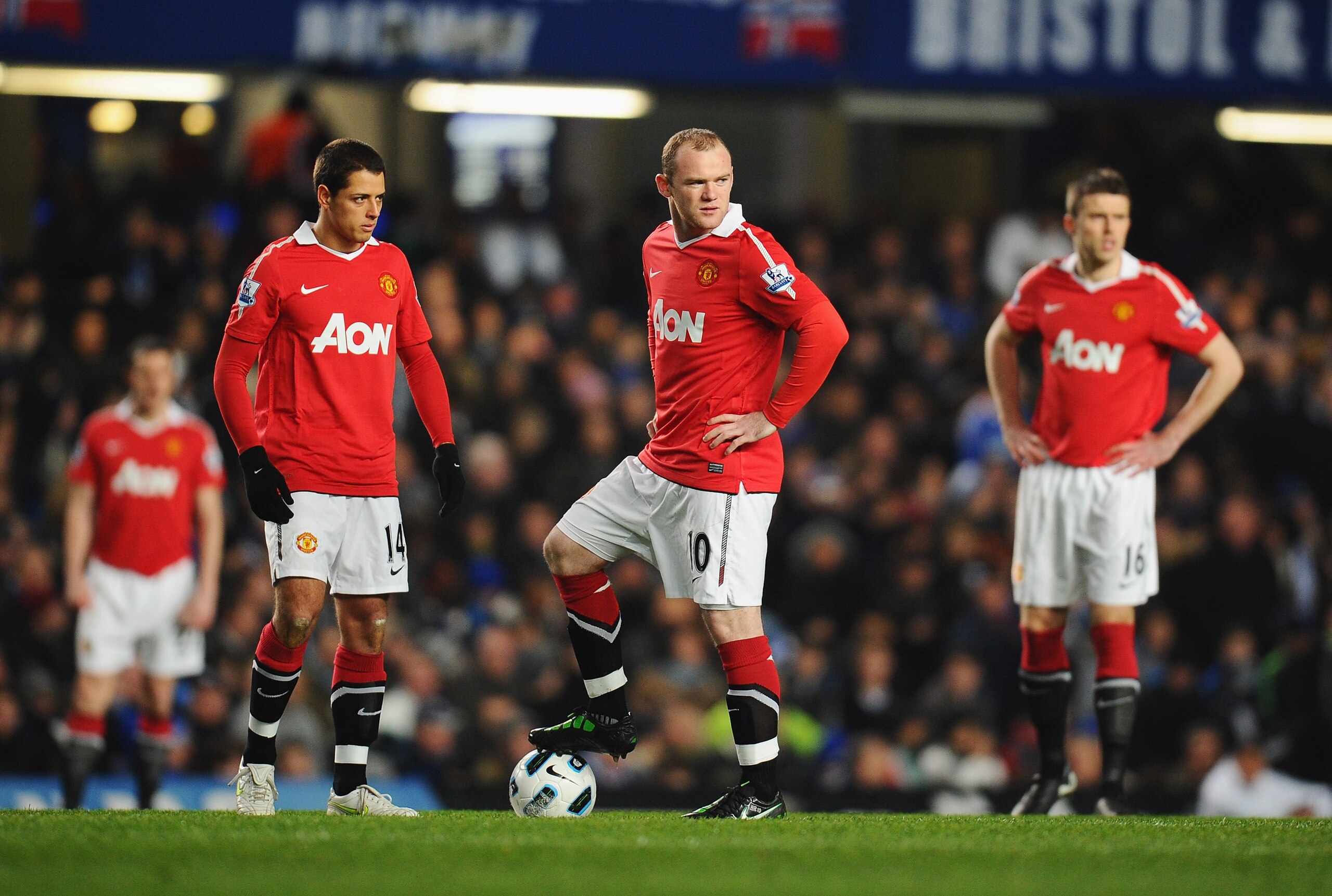 LONDON, ENGLAND - MARCH 01:  Wayne Rooney and Javier Hernandez of Manchester United prepare to kick off during the Barclays Premier League match between Chelsea and Manchester United at Stamford Bridge on March 1, 2011 in London, England.  (Photo by Clive