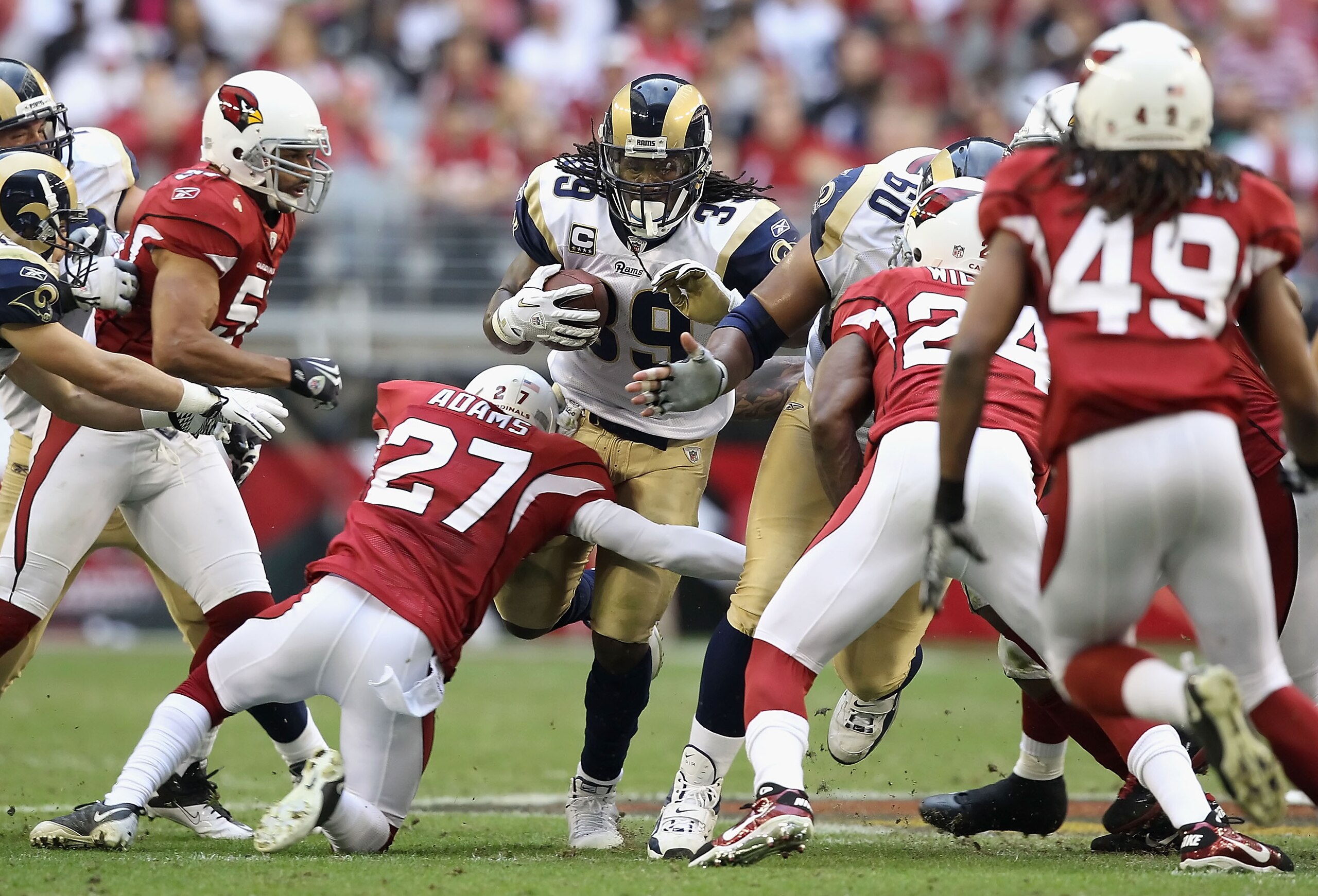 GLENDALE, AZ - DECEMBER 05:  Runningback Steven Jackson #39 of the St. Louis Rams rushes the football against the Arizona Cardinals during the NFL game at the University of Phoenix Stadium on December 5, 2010 in Glendale, Arizona. The Rams defeated the Ca