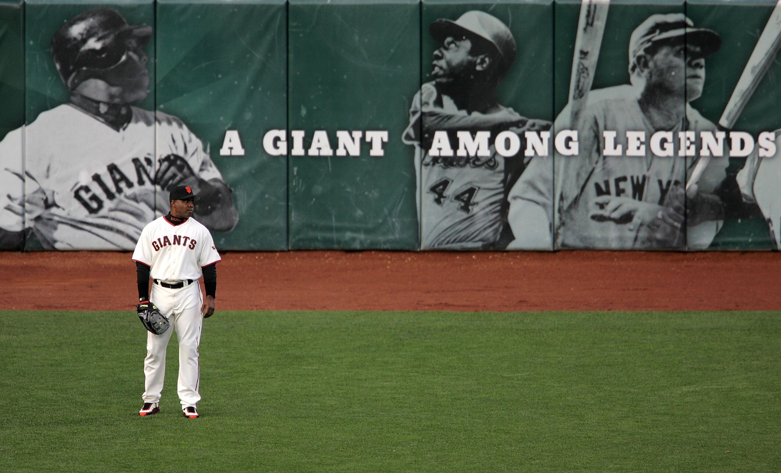 SAN FRANCISCO - MAY 10:  Barry Bonds #25 of the San Francisco Giants waits in left field during the first inning against the Chicago Cubs on May 10, 2006 at AT&T Park in San Francisco, California.  (Photo by Justin Sullivan/Getty Images)