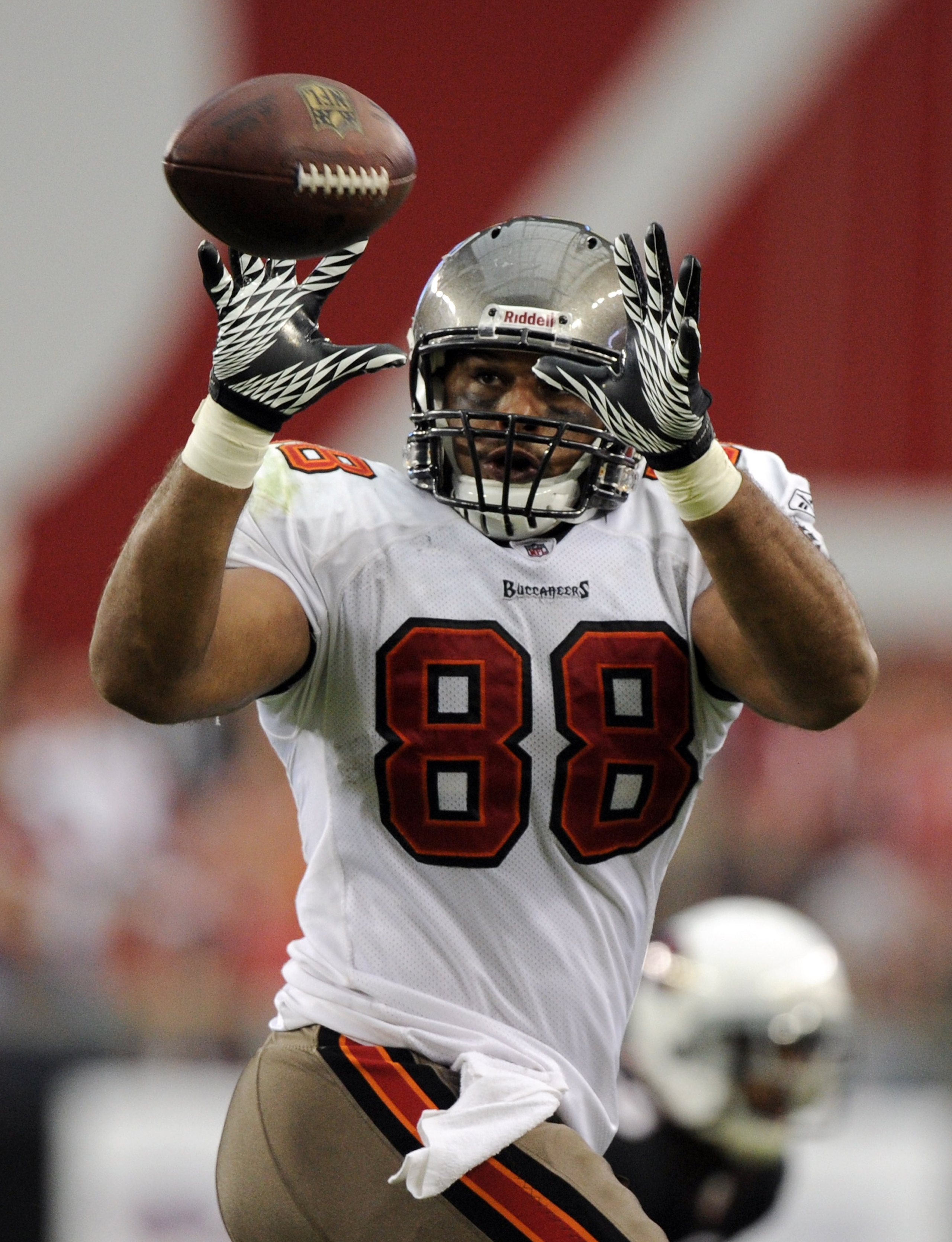 GLENDALE, AZ - OCTOBER 31:  John Gilmore #88 of the Tampa Bay Buccaneers makes a catch for a first down against the Arizona Cardinals during the fourth quarter at University of Phoenix Stadium on October 31, 2010 in Glendale, Arizona.  (Photo by Harry How